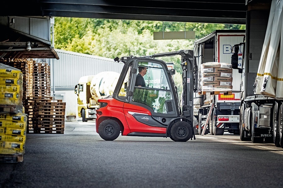 Medewerker Linde in 1202 thermische heftruck met vracht