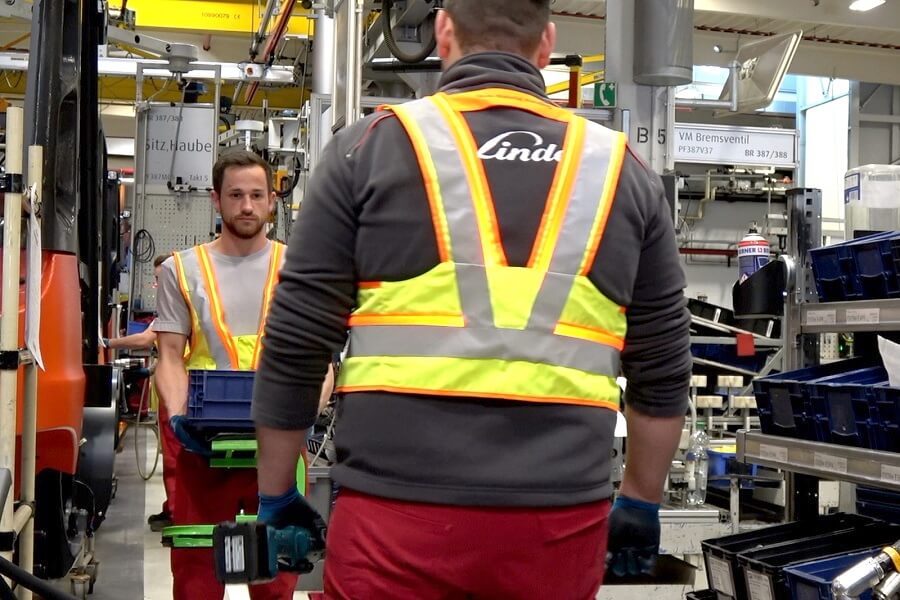 Medewerkers Linde met Safety Distance Vest en Distance Beeper op werkplaats
