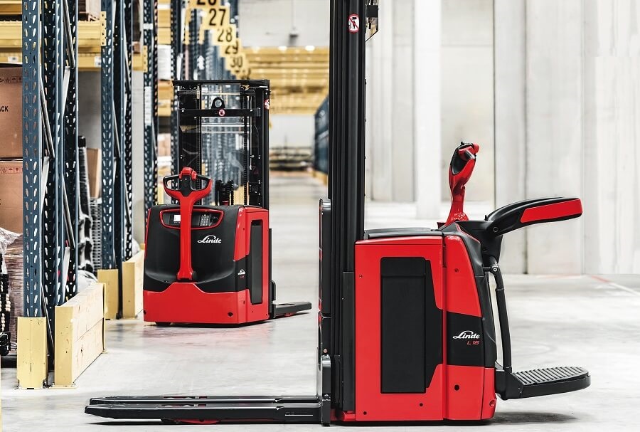 Stapelaars Linde in magazijn - Linde trucks scoren uitermate goed