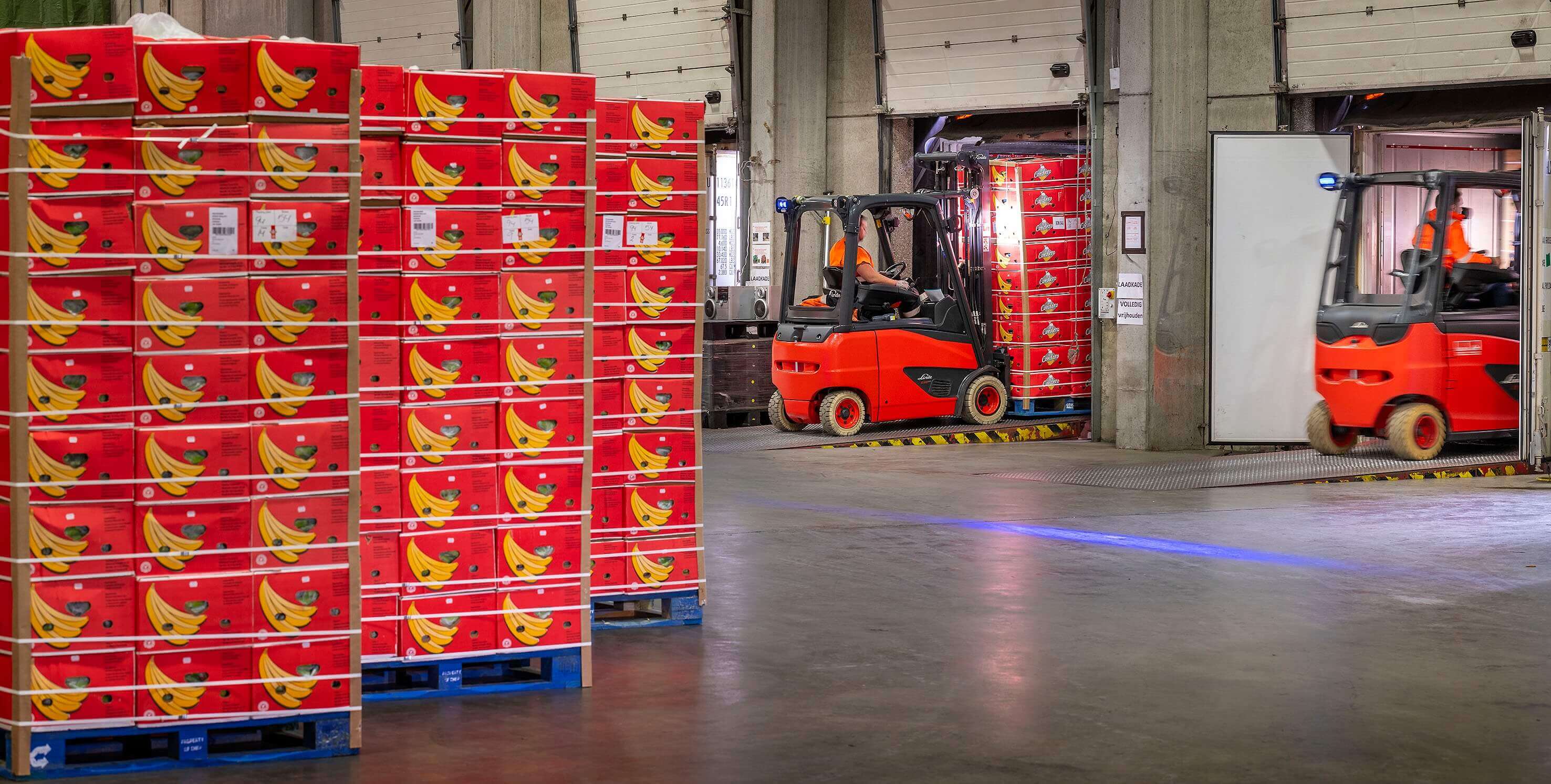 Linde elektrische heftrucks inladen uitladen vrachtwagen voedingsindustrie LuikNatie