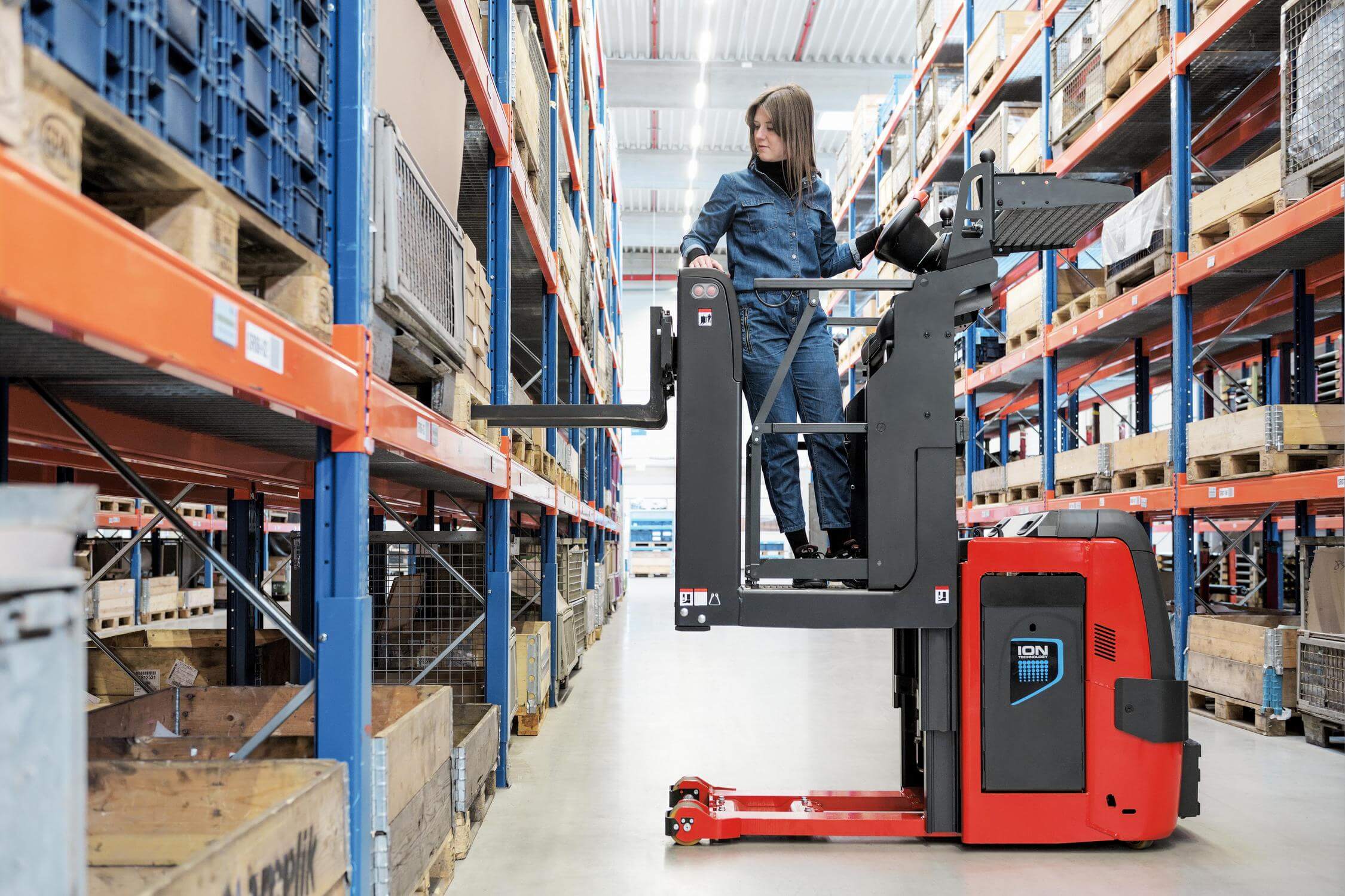 Linde orderpicker V08 Li-Ion in magazijn