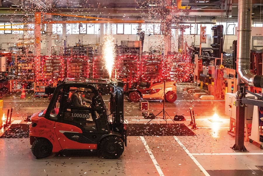 Linde heftruck rijdt in magazijn met confetti - miljoenste exemplaar Linde heftruck