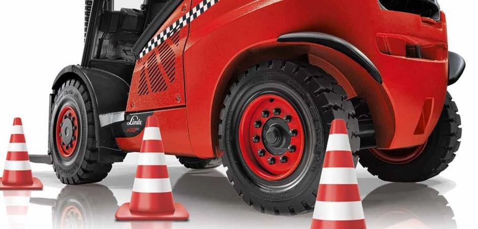 Linde truck met veiligheidspionnen eromheen - Belgian LindeCup 2021 geannuleerd