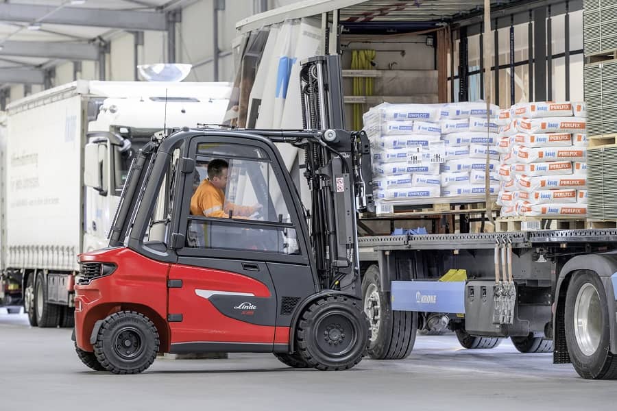 Medewerker Linde laadt vracht af van elektrische heftruck naar vrachtwagen - Nieuwe Linde X-heftrucks