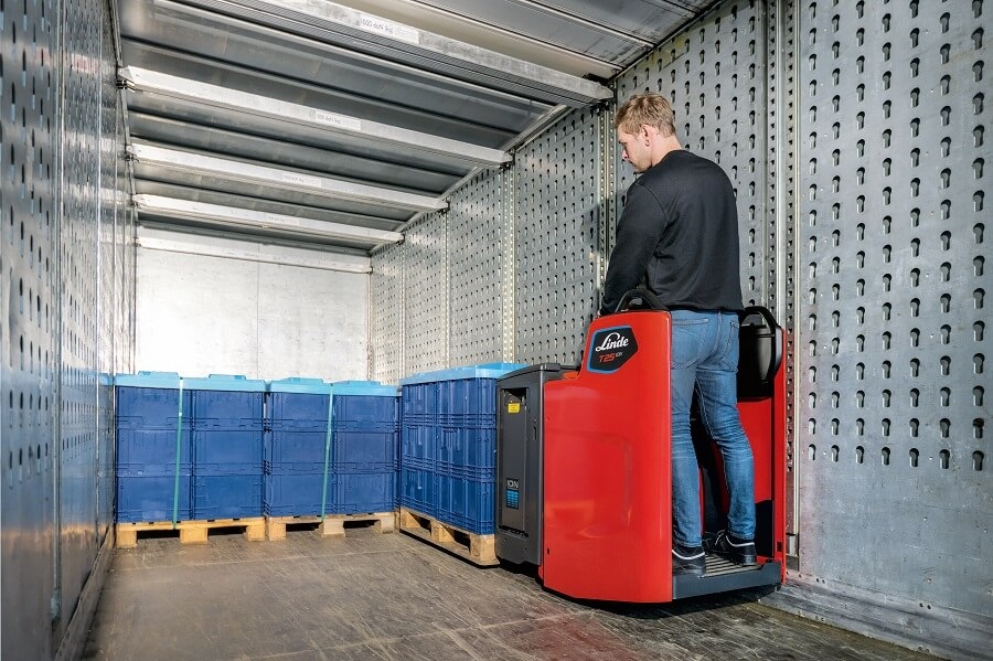 Medewerker manoevreert in vrachtwagen met behulp van transpallet - Extra smalle Linde FP stapelaars en transpalleten