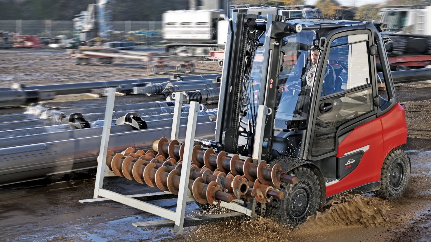 Elektrische heftruck Linde X45 rijdt in modder
