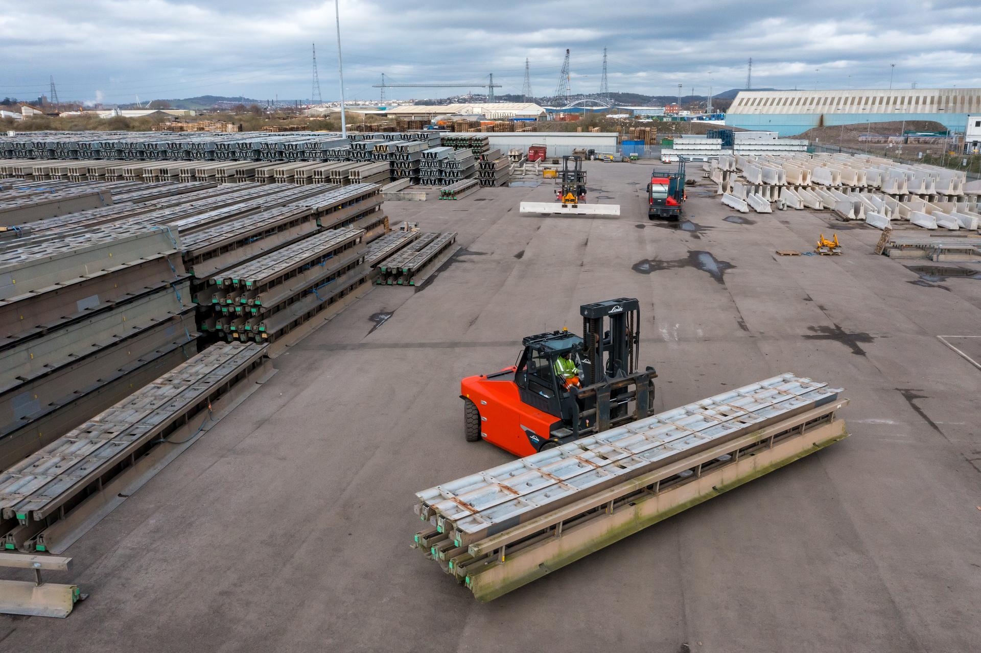 Zware Linde E160 heftruck tilt een zware last