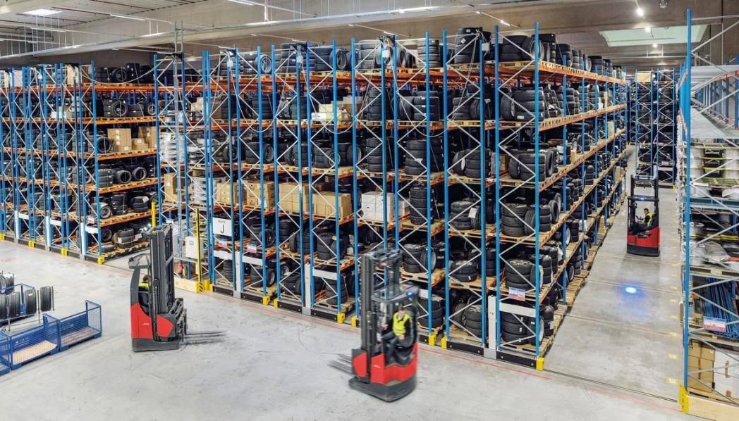 Linde Reachtrucks in een warenhuis