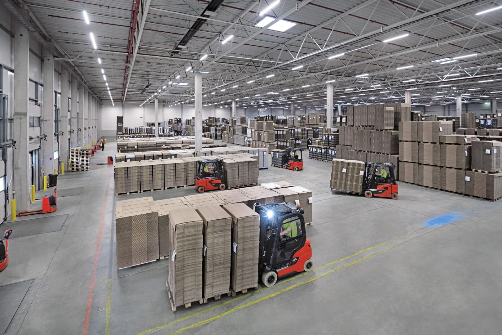 Meerdere Linde elektrische heftrucks werken samen in een magazijn