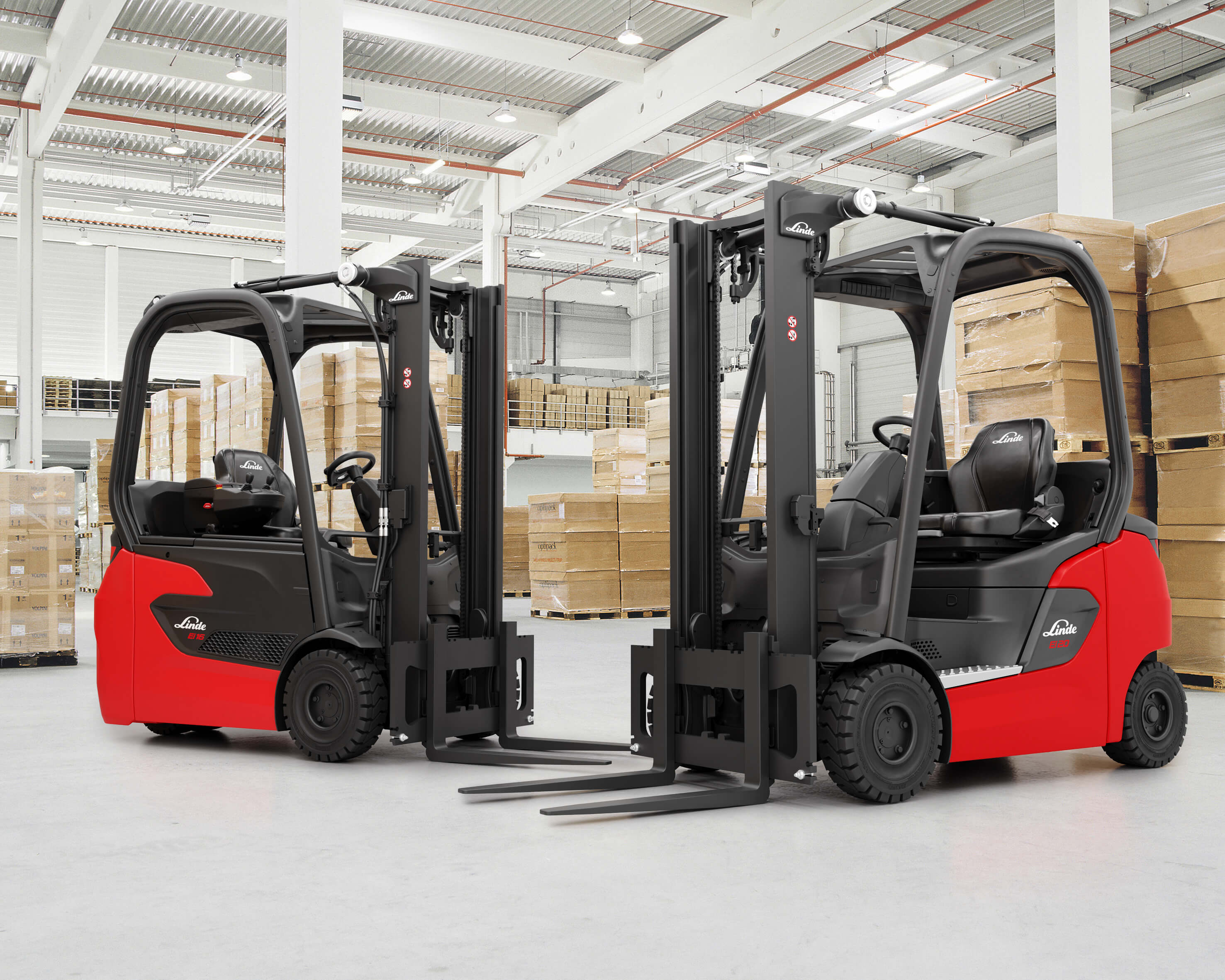 Twee Linde Ei-heftrucks in een magazijn