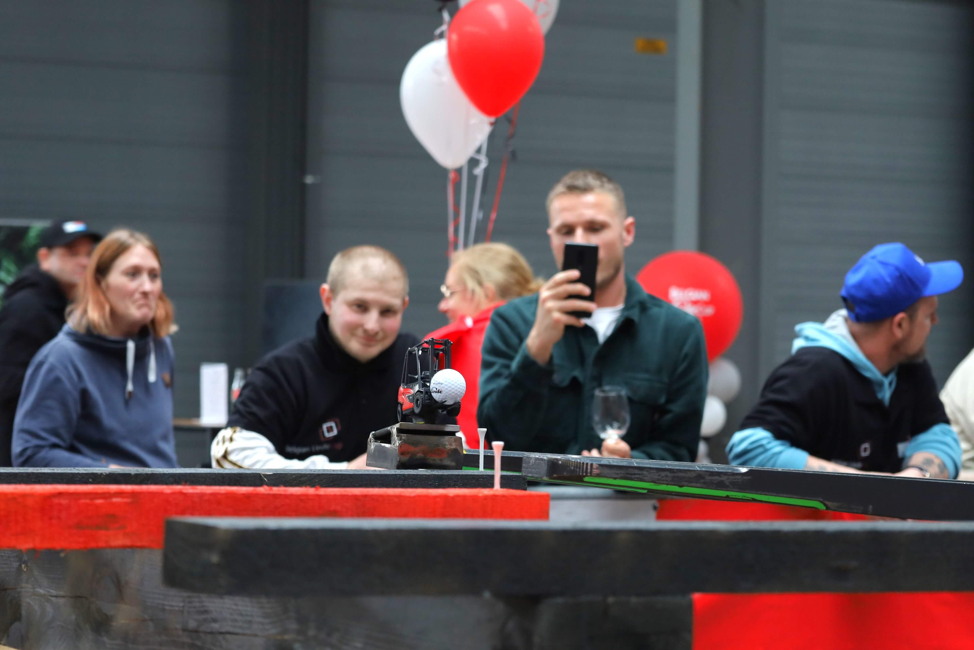 Toeschouwers kijken aandachtig toe