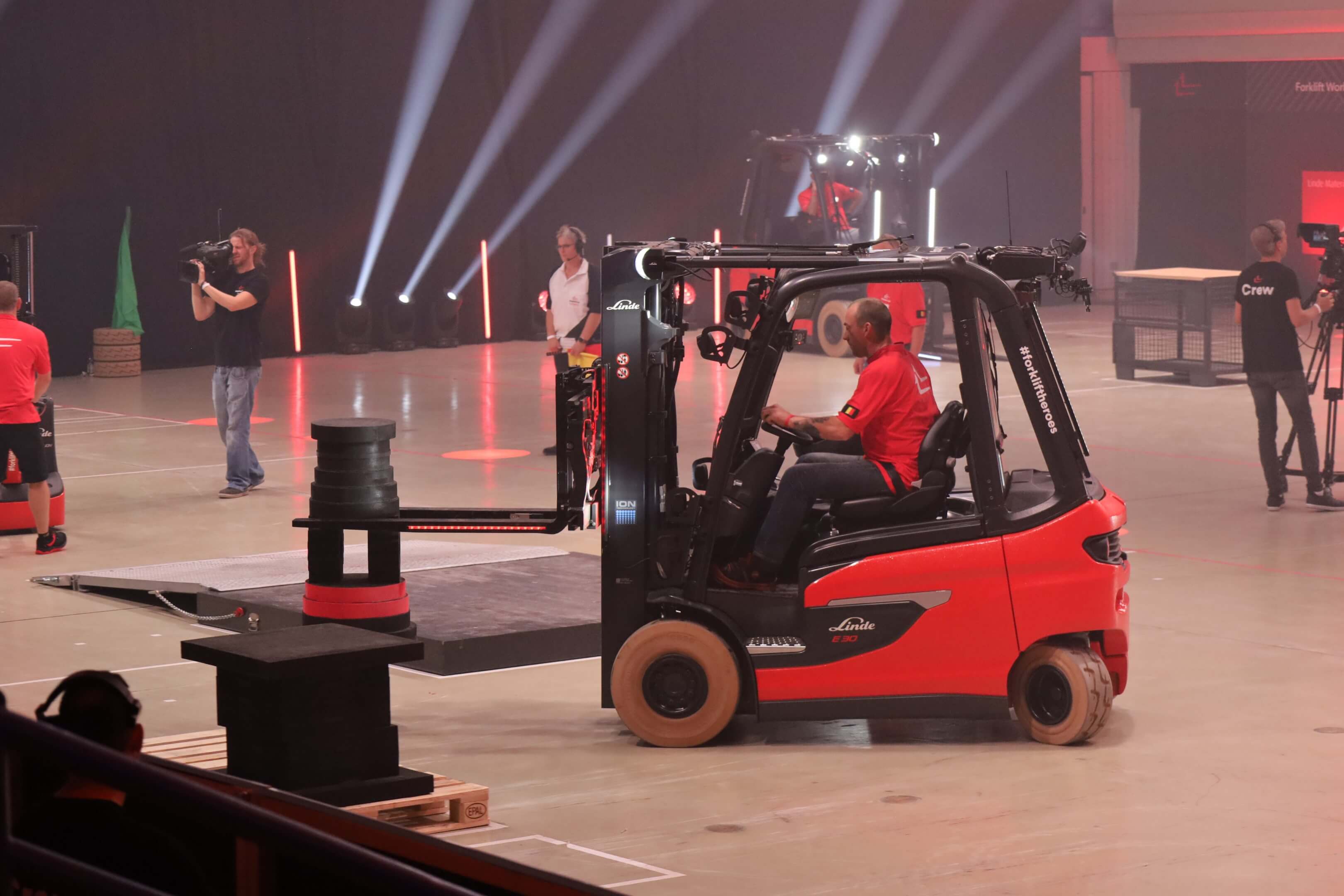 Jimmy Vleminx bouwt toren op met Linde heftruck op StaplerCup
