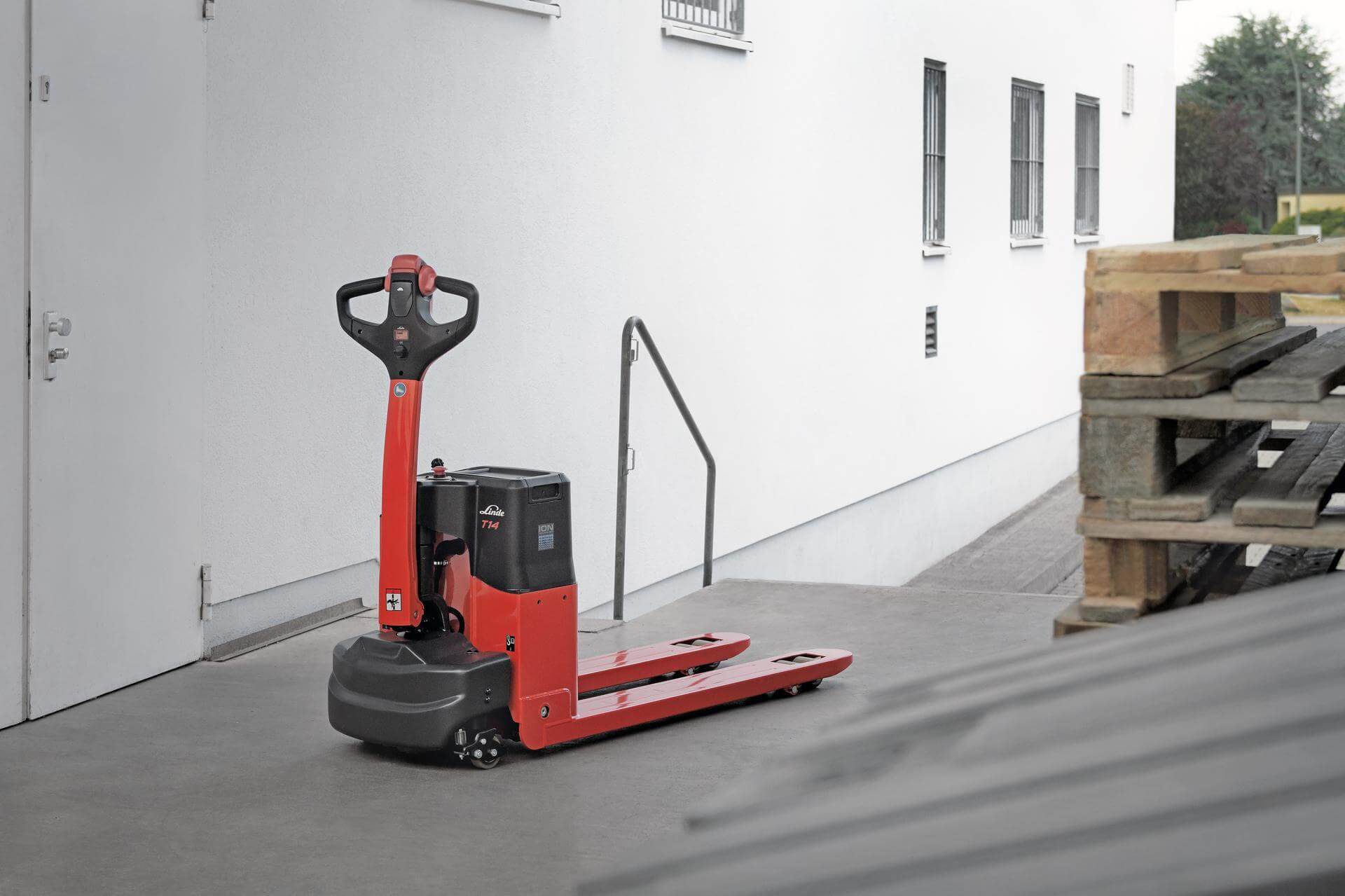 Linde T14 B elektrische transpallet geparkeerd voor een helling