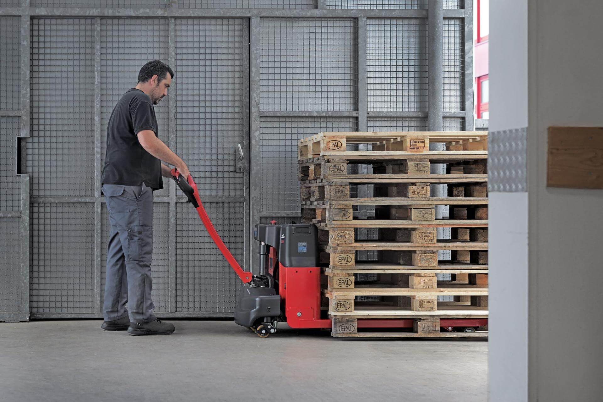 Palletten worden binnengereden op Linde T14 B elektrische transpallet