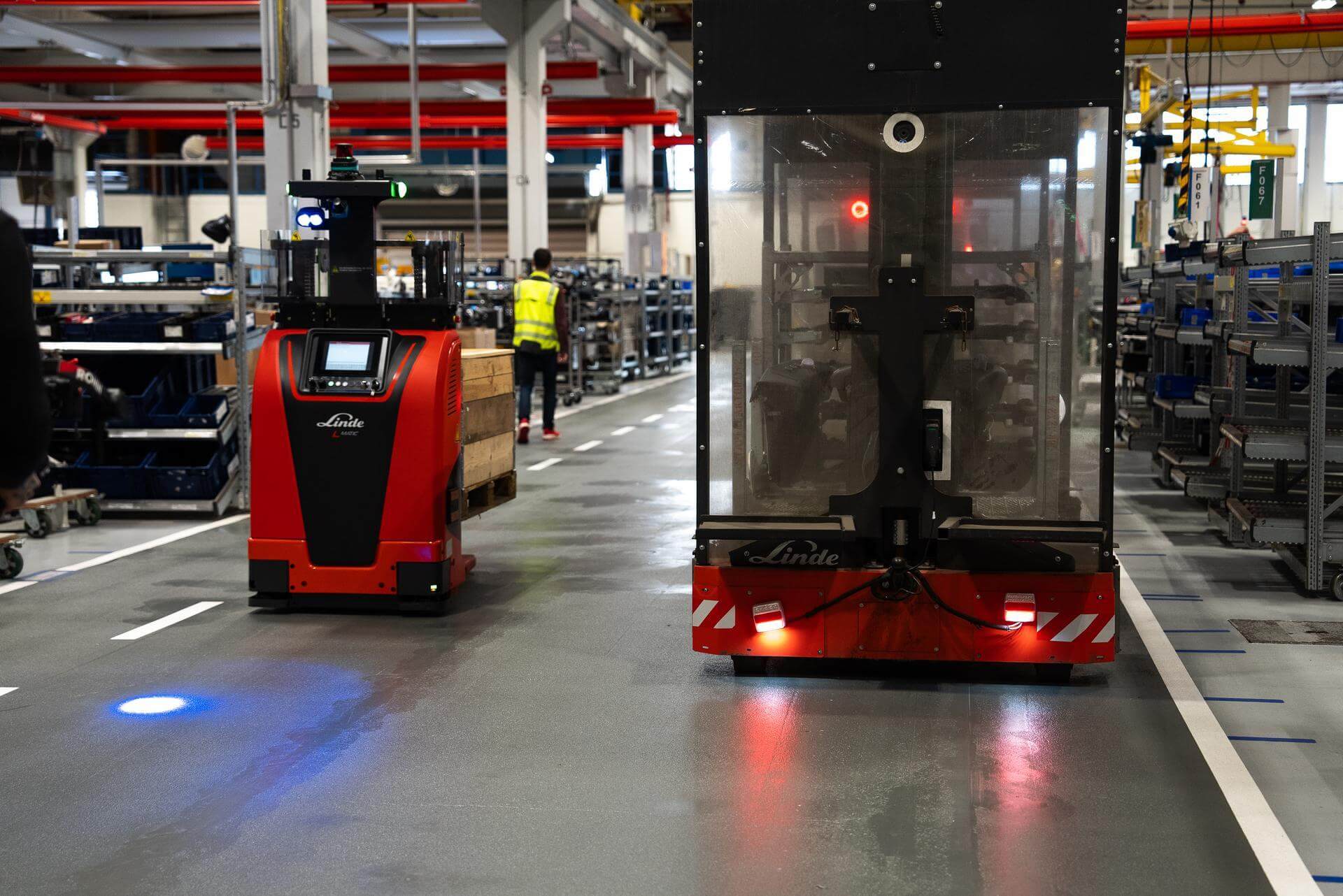 Linde L-MATIC core AGV autonome stapelaar in ruimte met andere magazijntrucks