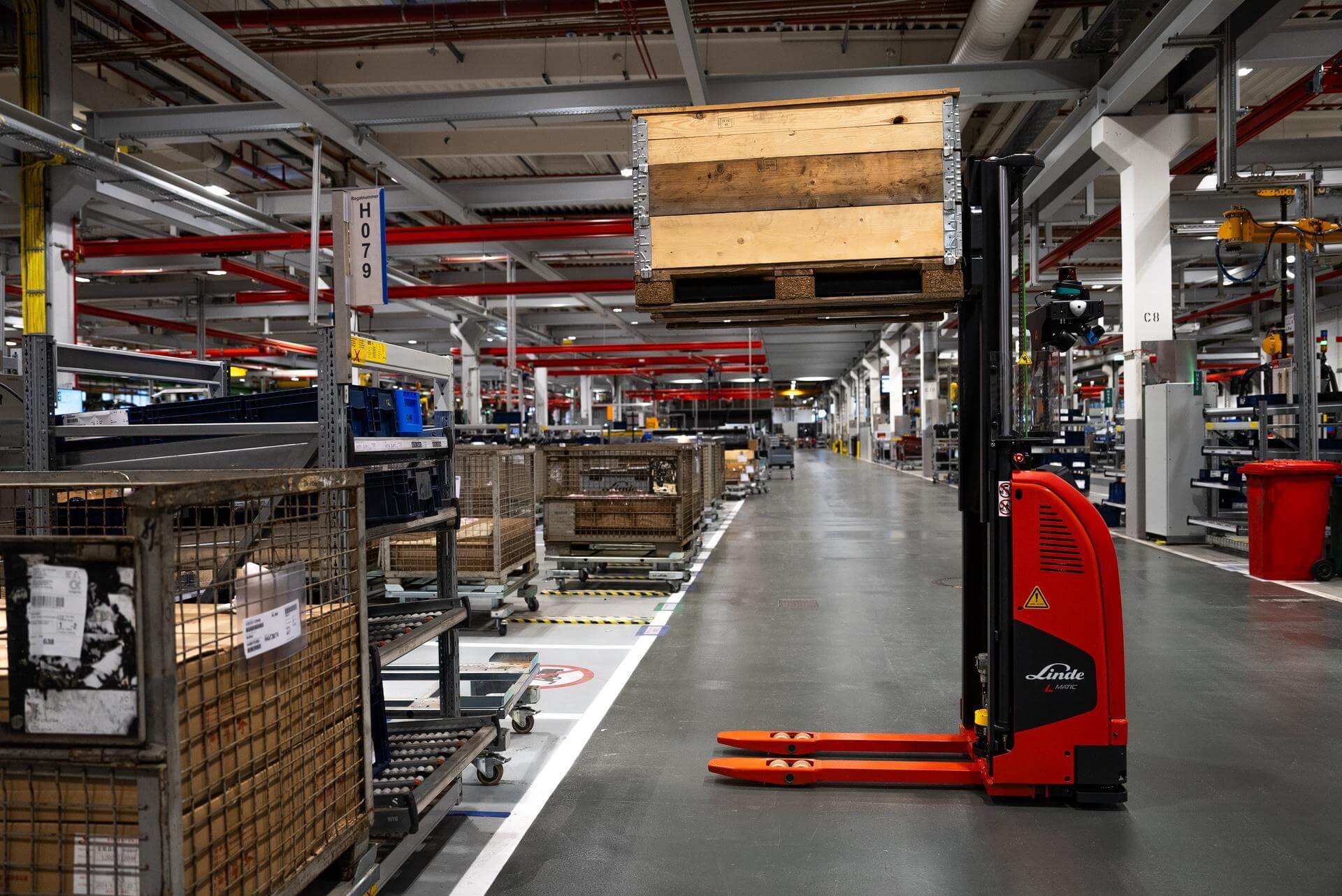 Linde L-MATIC core AGV autonome stapelaar tilt pallet met houten kist op