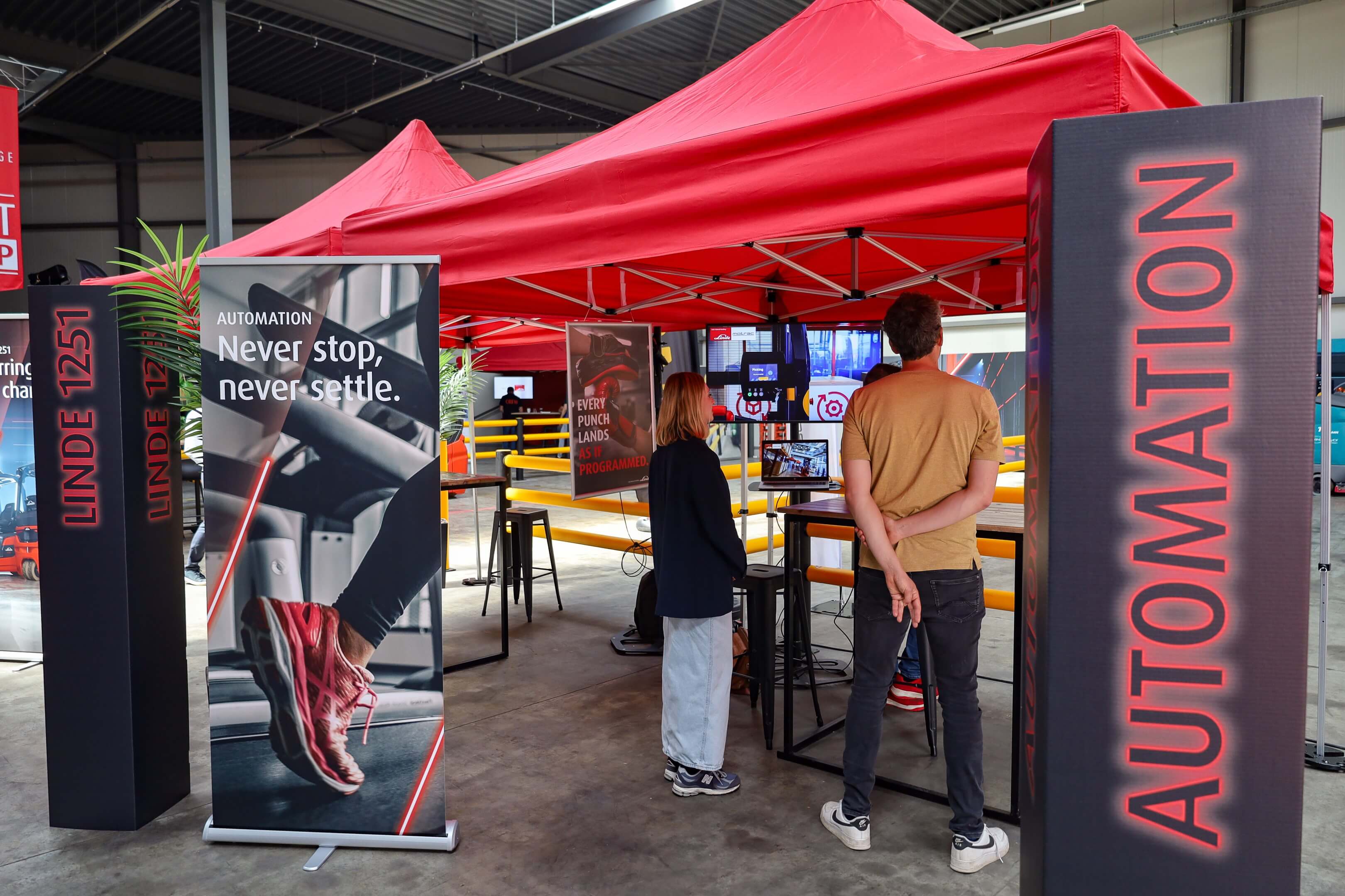Aanwezigen bezoeken automatisatiestand op het 1251 launch event