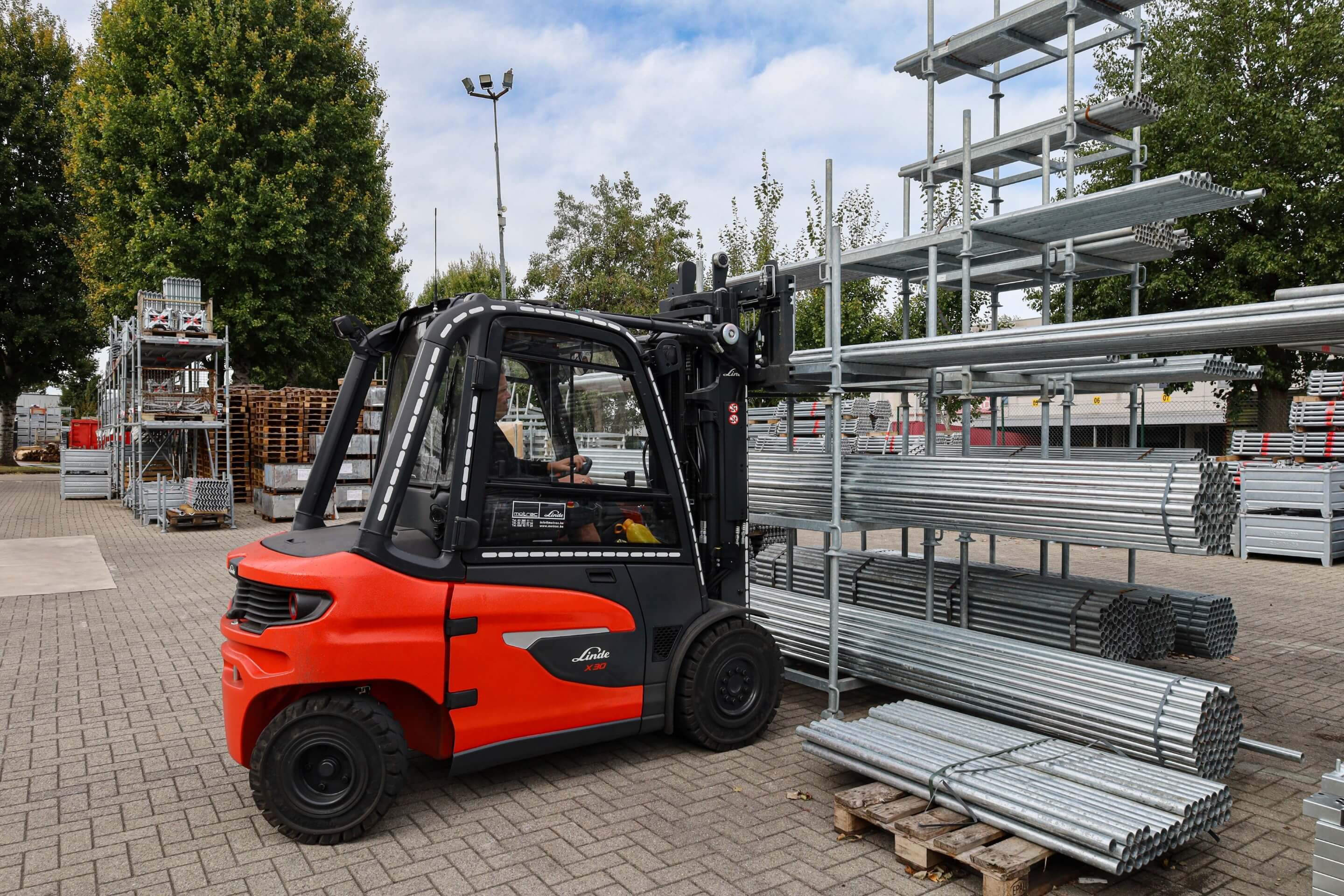 Linde X30 elektrische heftruck pikt steigermateriaal op