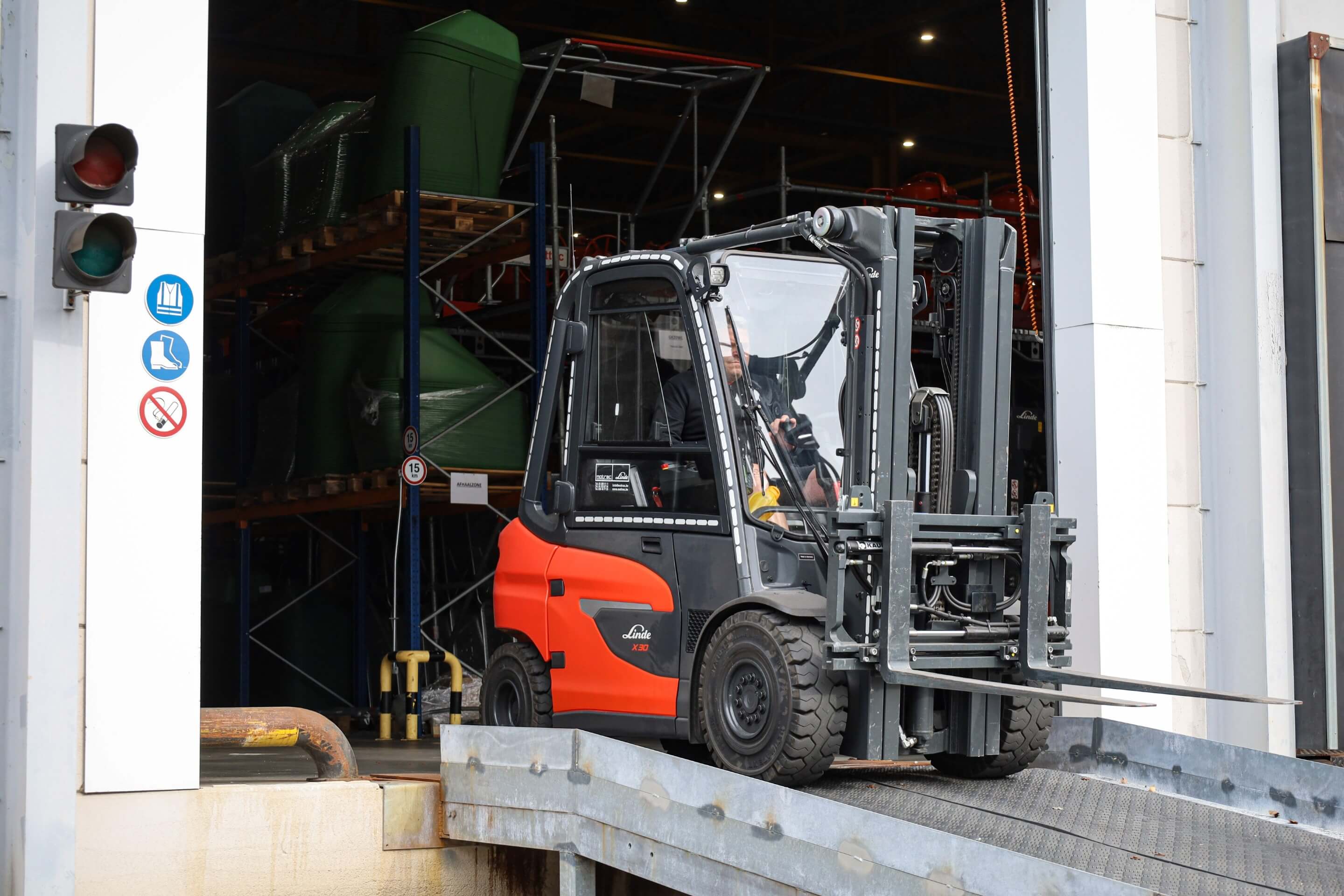 Linde X30 elektrische heftruck rijdt van een helling