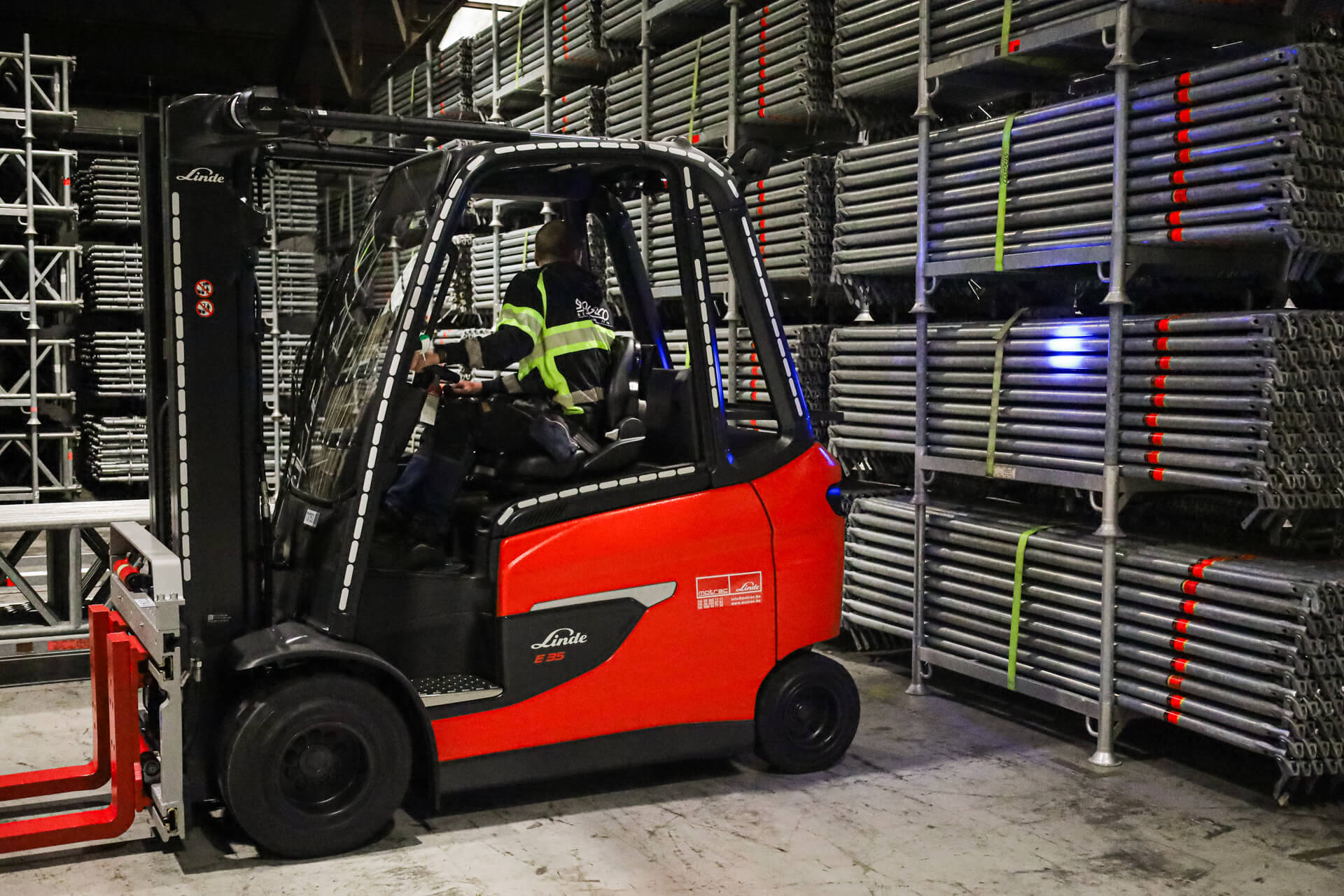 Linde E20 elektrische heftruck rijdt rond met BlueSpot in magazijn Stageco