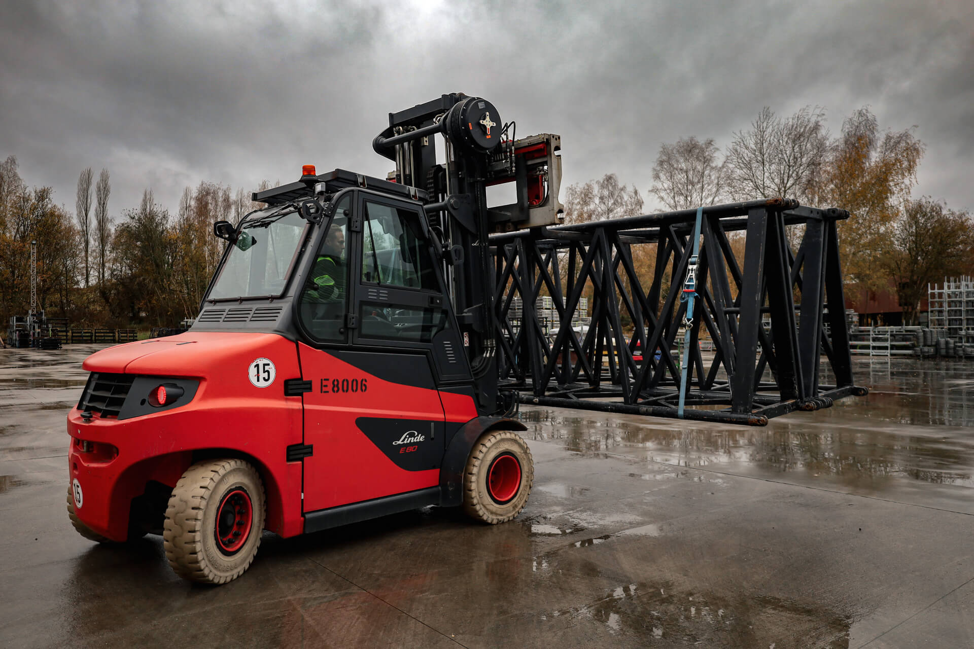 Linde E20 elektrische heftruck tilt bakken met materiaal op in magazijn Stageco