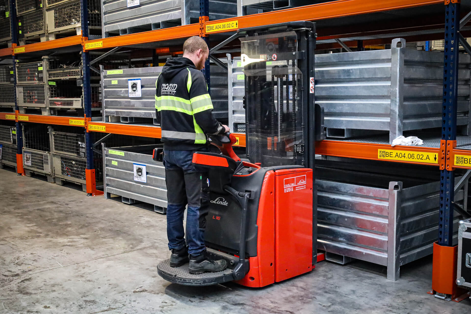 Linde E80 zware elektrische heftruck rijdt podiummateriaal het magazijn uit