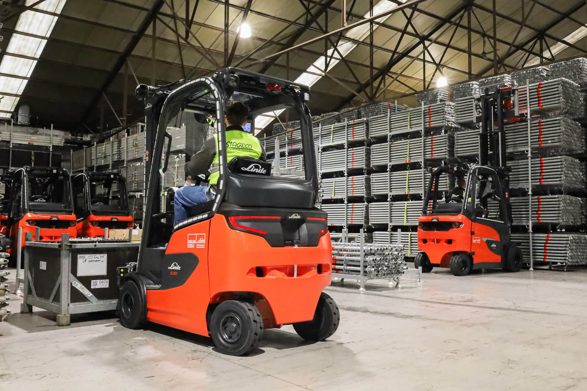 Nieuwe Linde E20 elektrische heftrucks in het magazijn bij Stageco