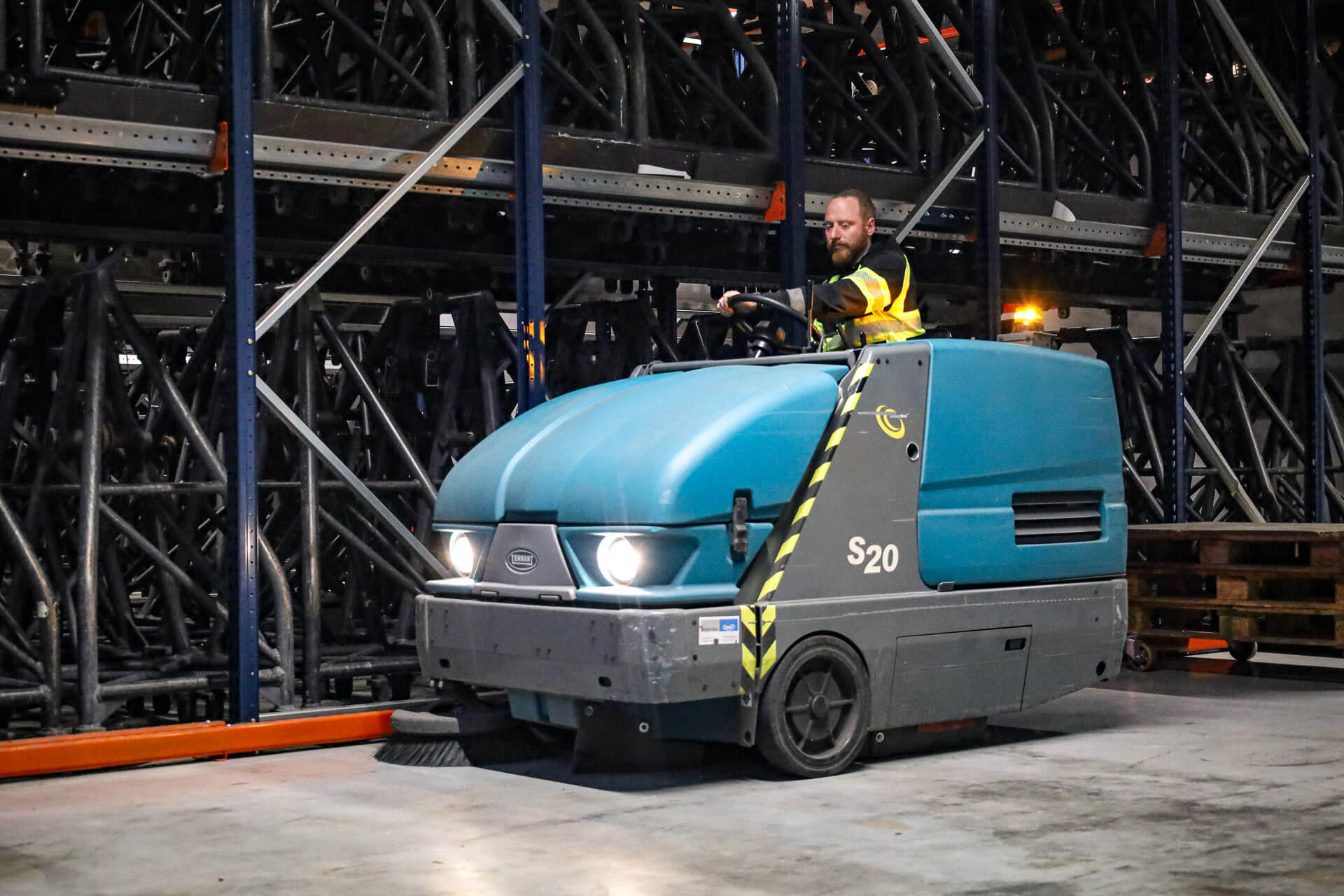 Tennant S20 veegmachine veegt de magazijnen van Stageco proper