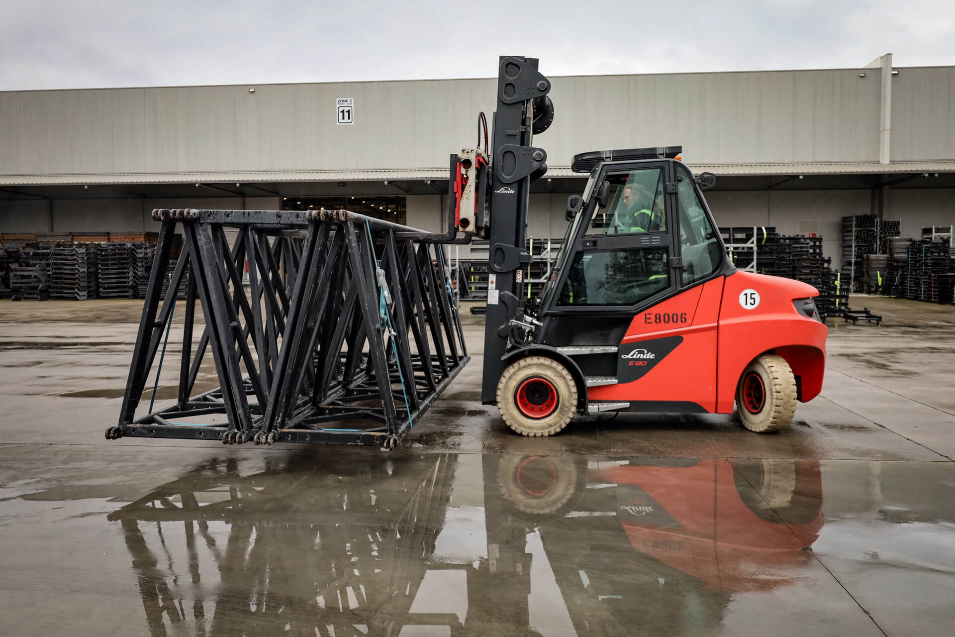 Weerspiegeling in de plassen van Linde E80 zware elektrische heftruck