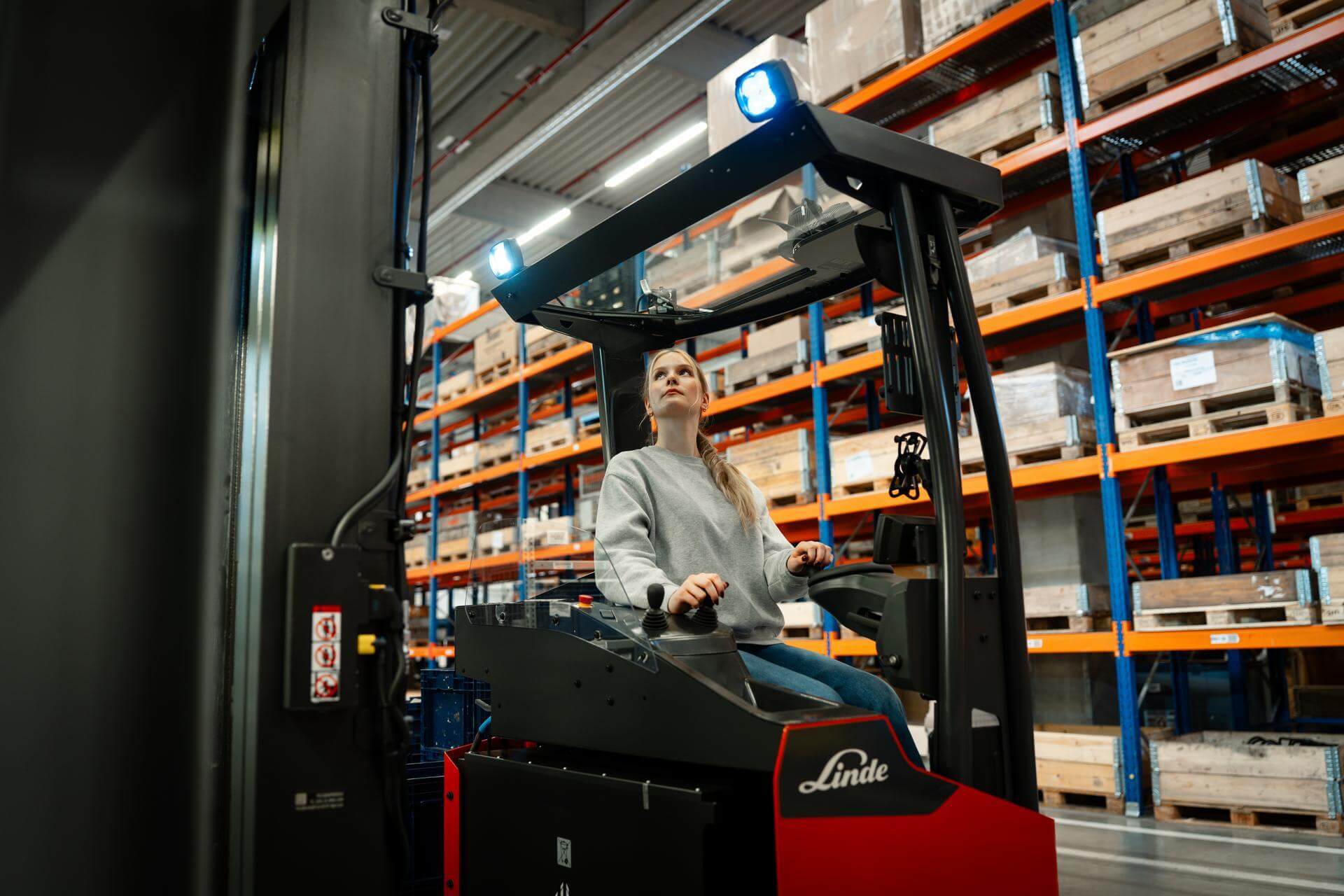 Duidelijk zicht in de cabine van de Linde Ri-reachtrucks