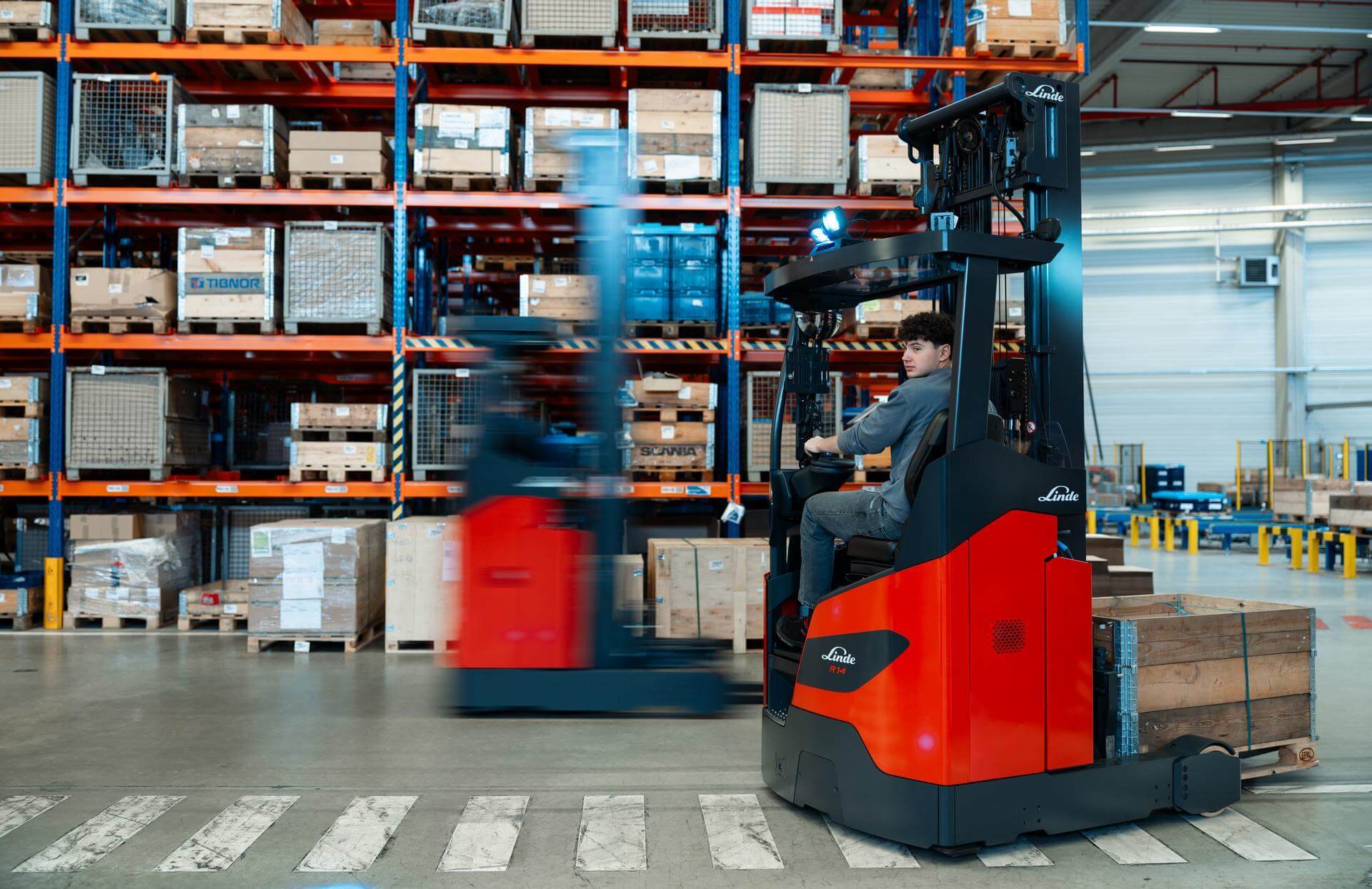 Twee Linde Ri-reachtrucks zij aan zij in het magazijn