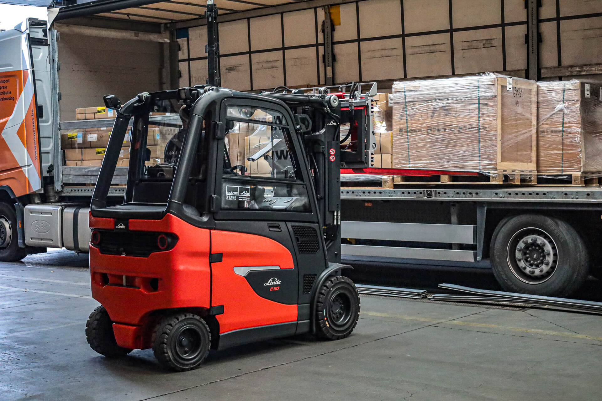 Linkerzijde van Linde elektrische heftruck die vrachtwagen inlaadt