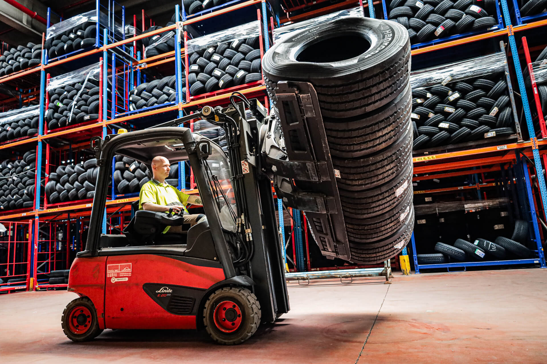 Linde heftruck met speciale bandenklem gemonteerd