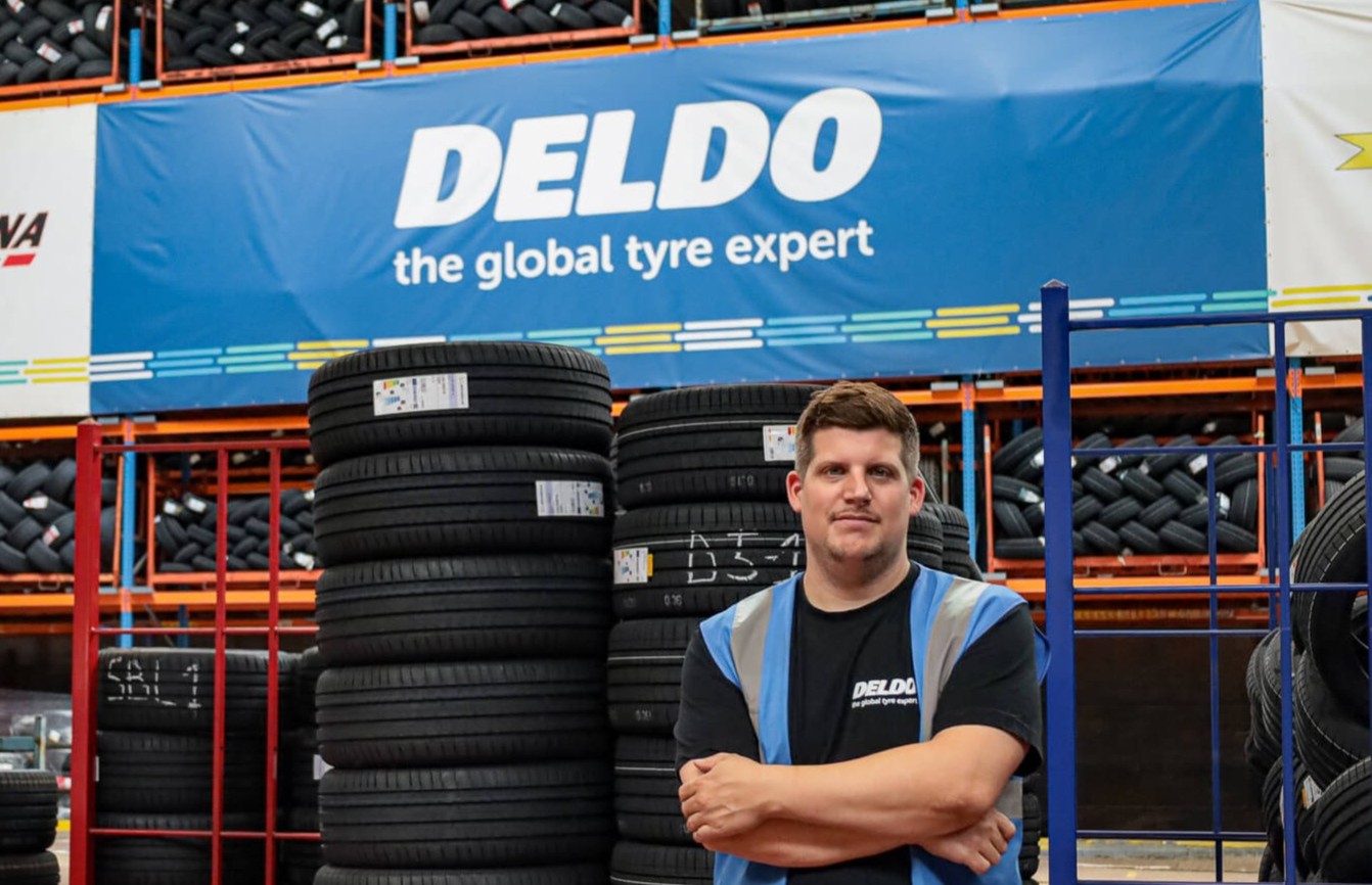 Ricky Vanhou in magazijn Deldo autobanden 3