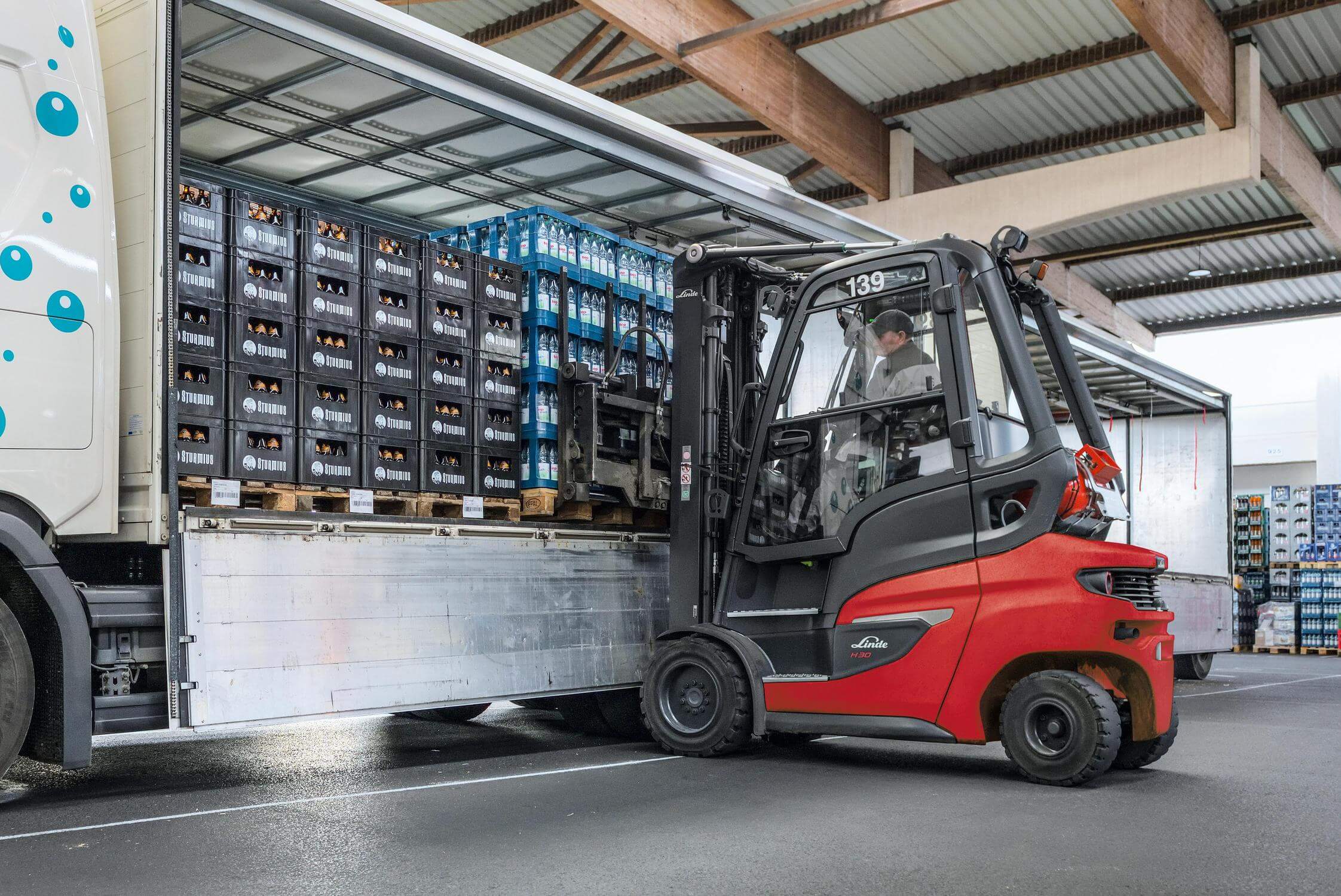 Linde thermische heftruck 1202 inladen vrachtwagen