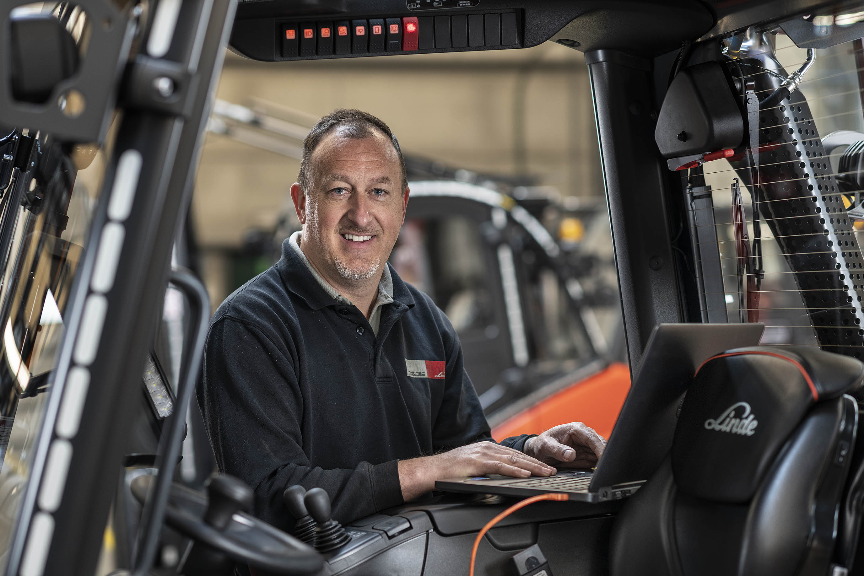 Technieker programmeert heftruck met laptop