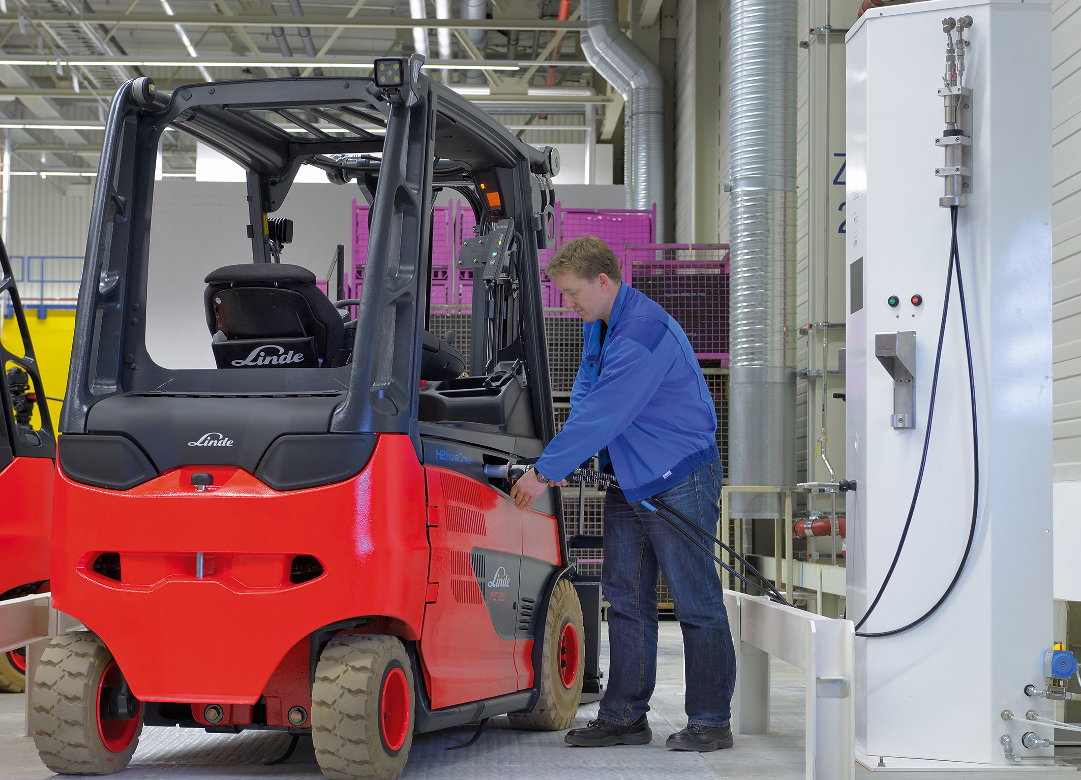 Elektrische heftruck op waterstof Linde FC25 tanken