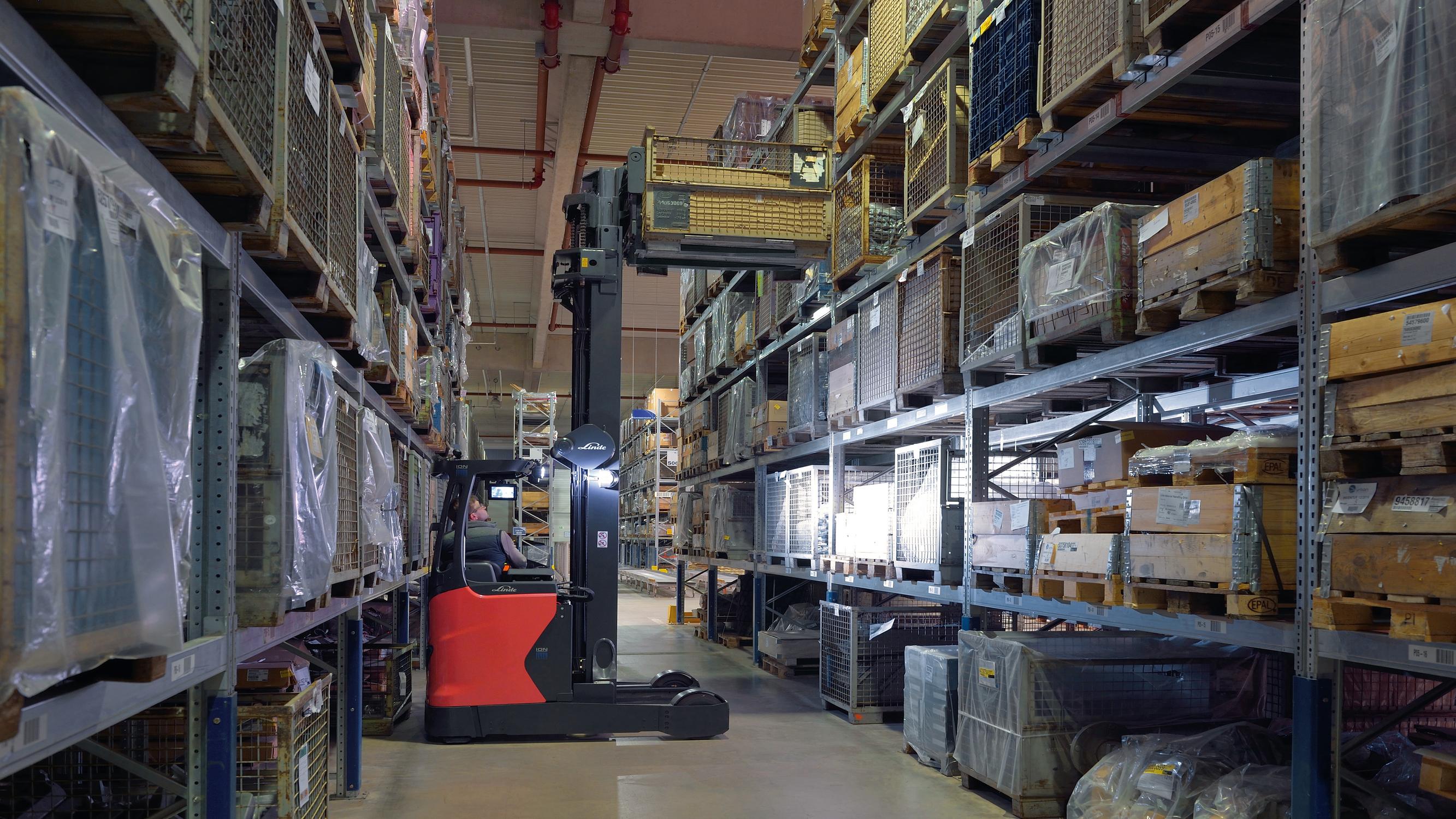 Linde R20 reachtruck in donker magazijn met VertiLight veiligheid