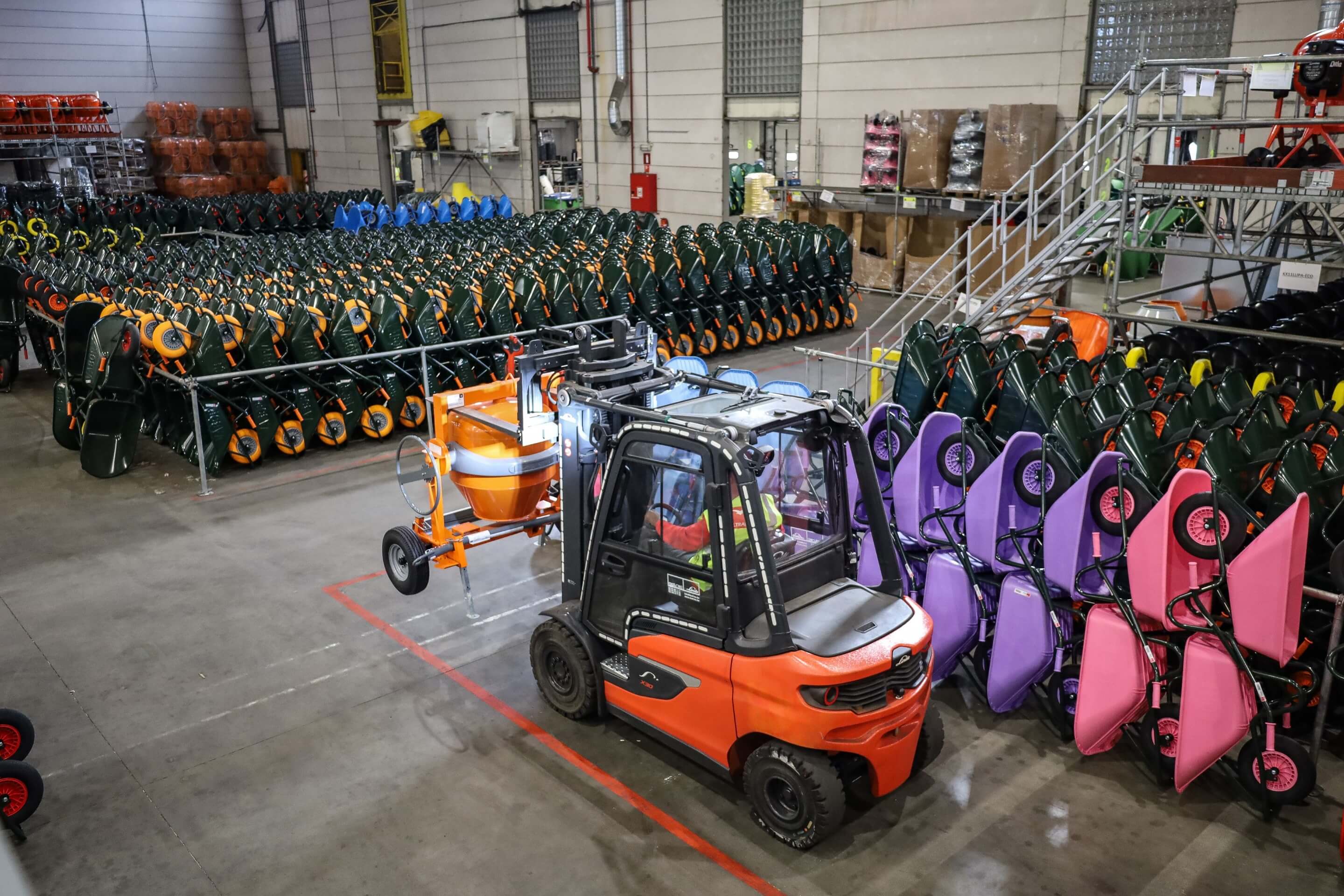Linde X30 elektrische heftruck verplaatst betonmolen in magazijn achterzijde