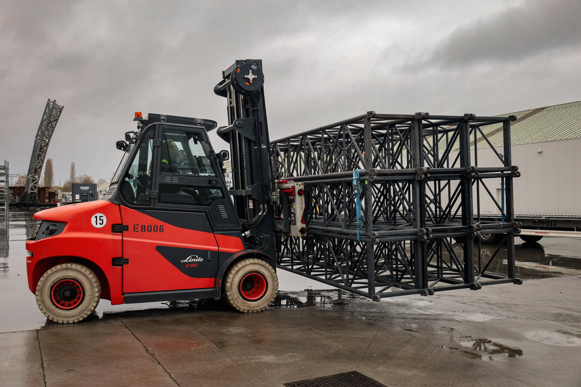 Linde E80 elektrische heftruck verplaatst zware podiummaterialen