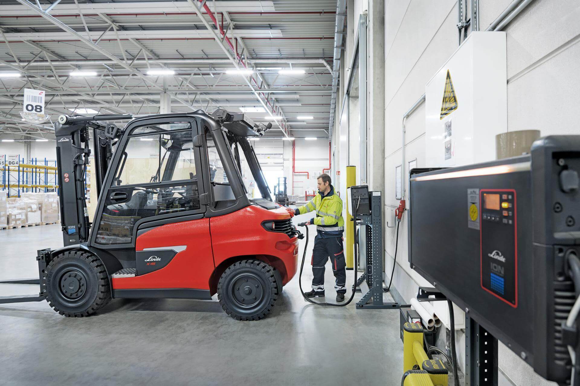 Linde heftruck met lithium-ionbatterij wordt opgeladen