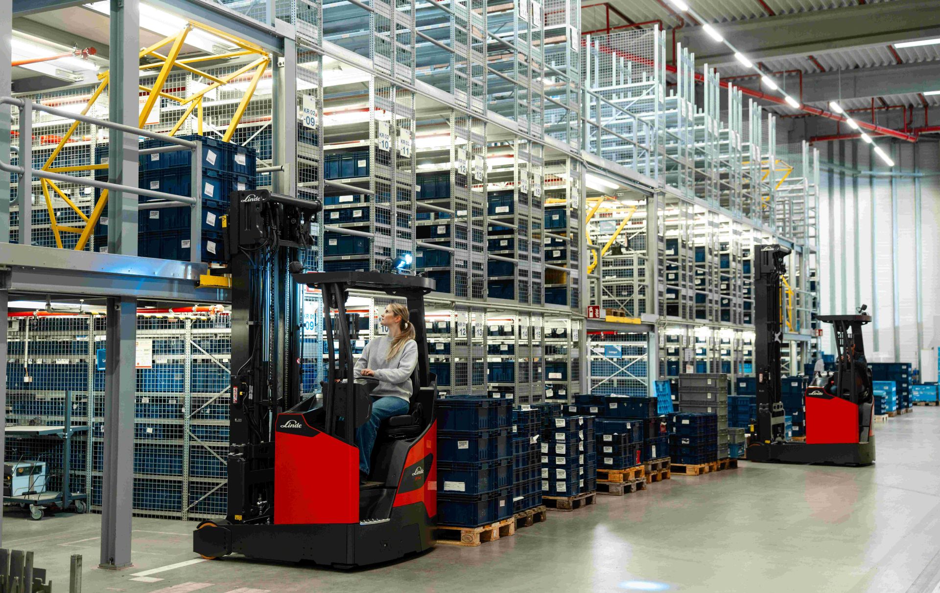 Magazijn met nieuwe Linde Ri-reachtrucks