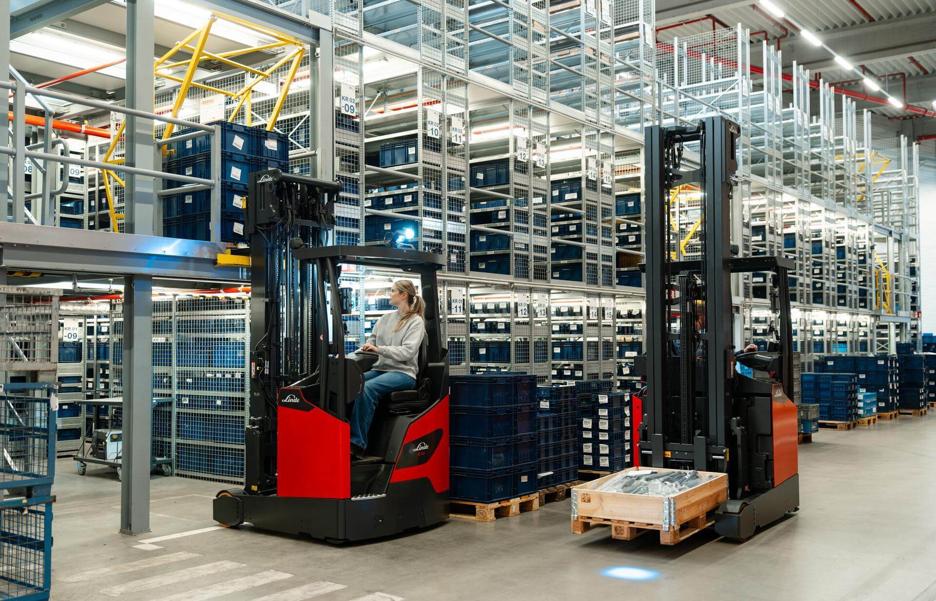 Linde Ri14 - Ri18 reachtrucks aan het werk in het magazijn