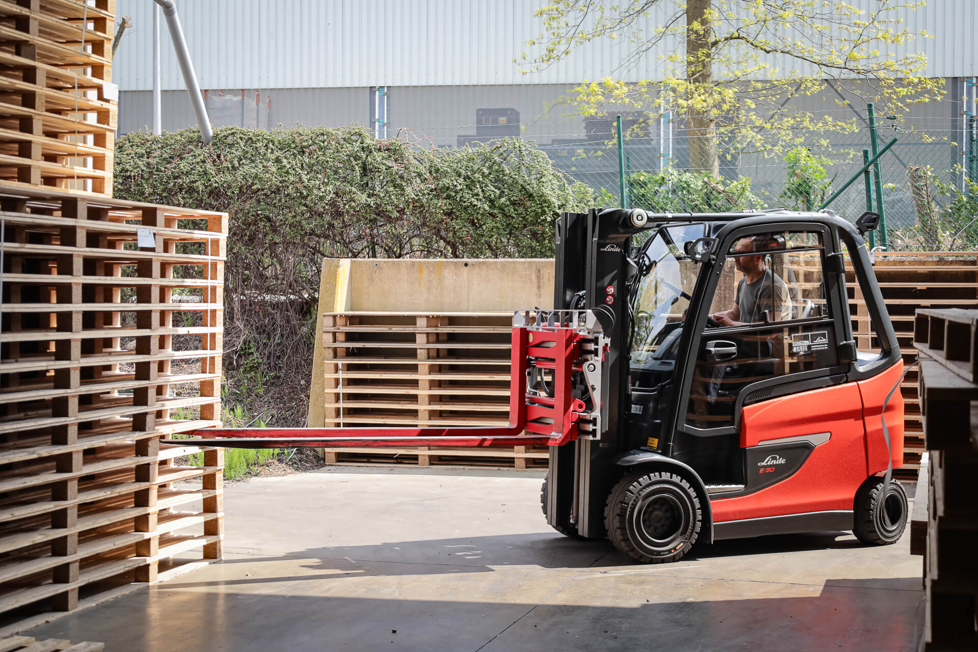 Linde E30 elektrische heftruck verplaatst houten palletten bij Jaga