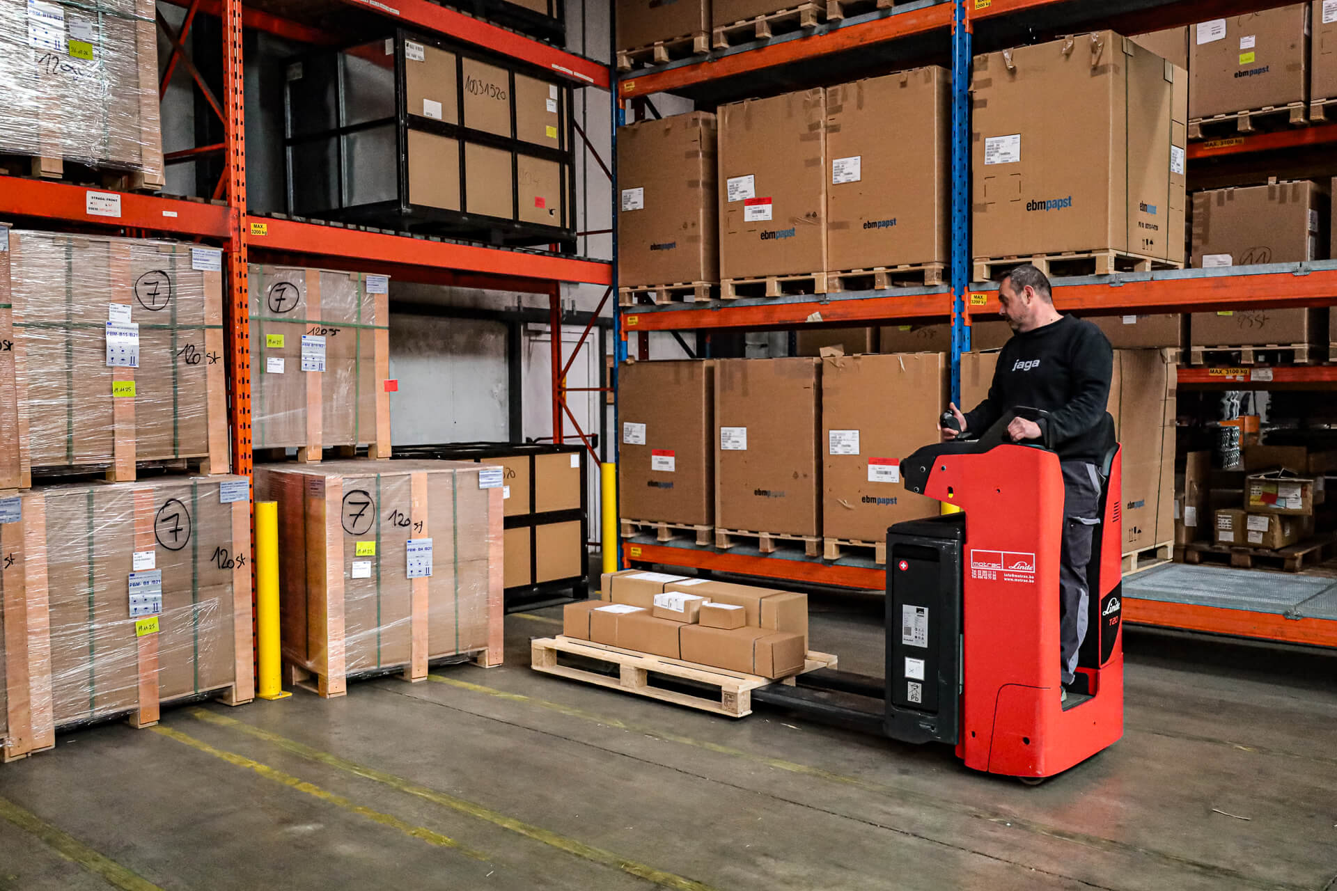 Linde T20 elektrische transpallet aan het werk in magazijn van Jaga