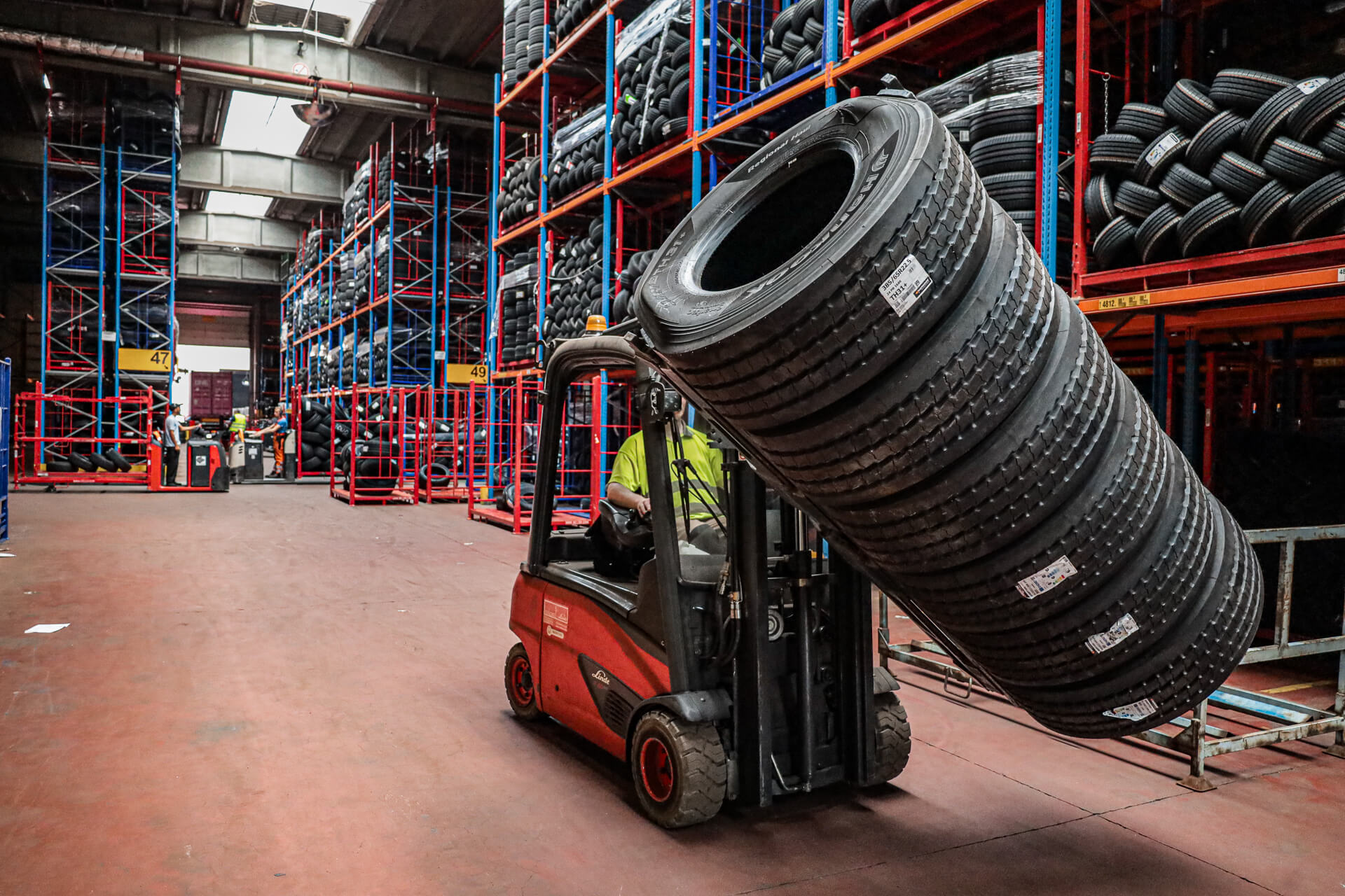 Linde heftruck met gemonteerde bandenklem