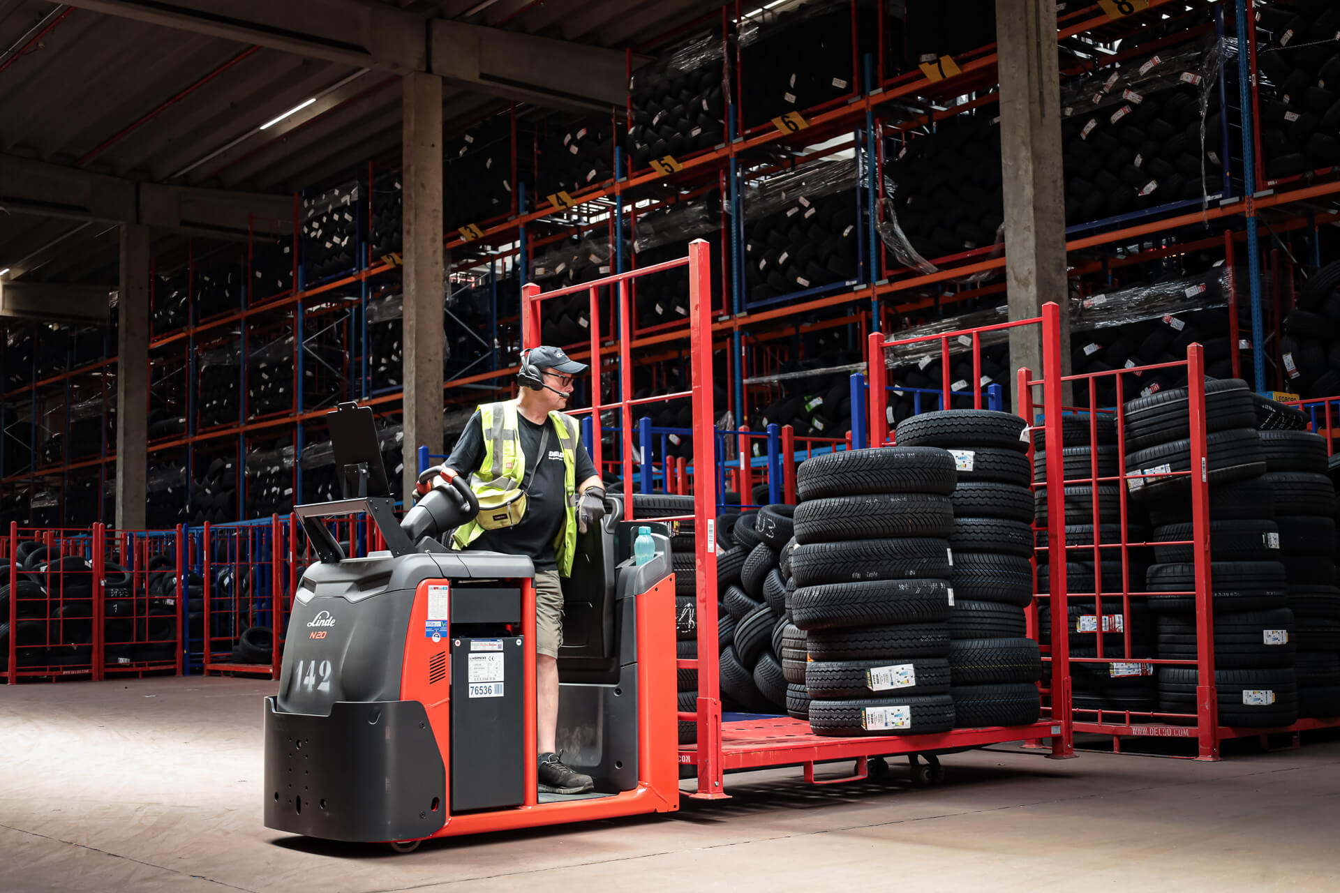 Linde orderpicktrucks verplaatsen stapel banden in magazijn in Deldo 2