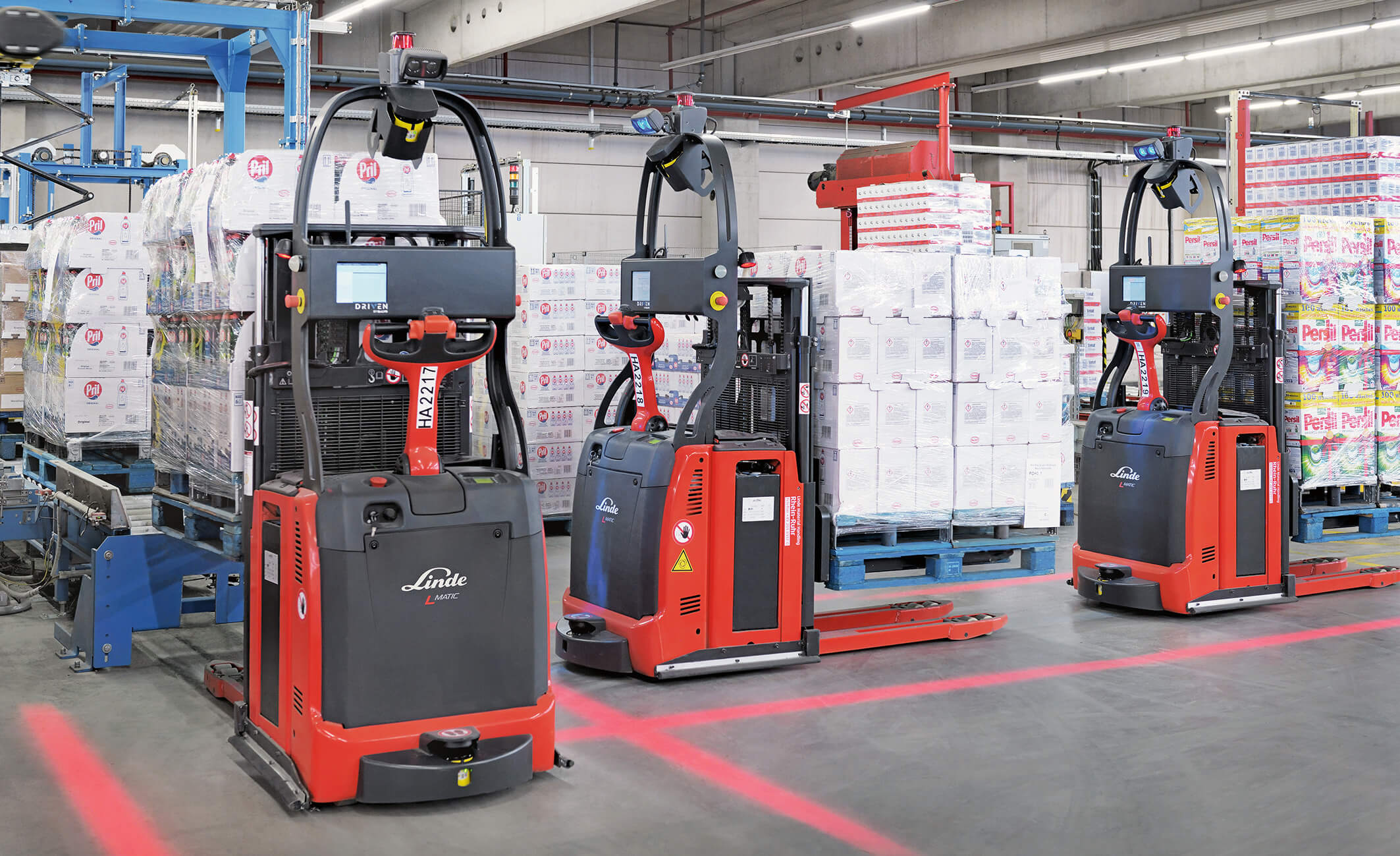 Verschillende autonome Linde MATIC-trucks in een magazijn