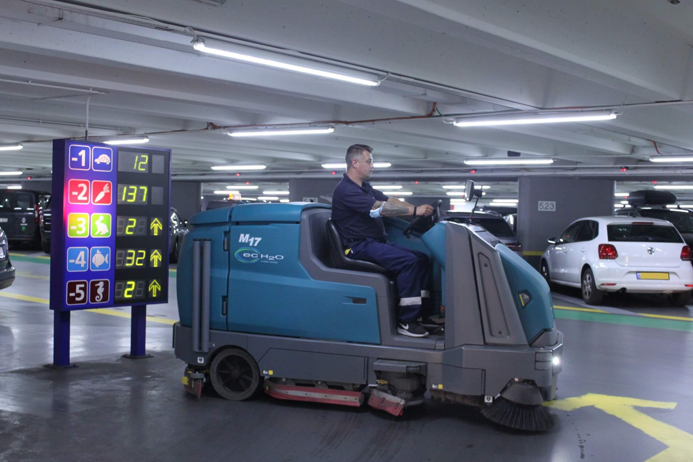Tennant M17 veegschrobmachine in parking
