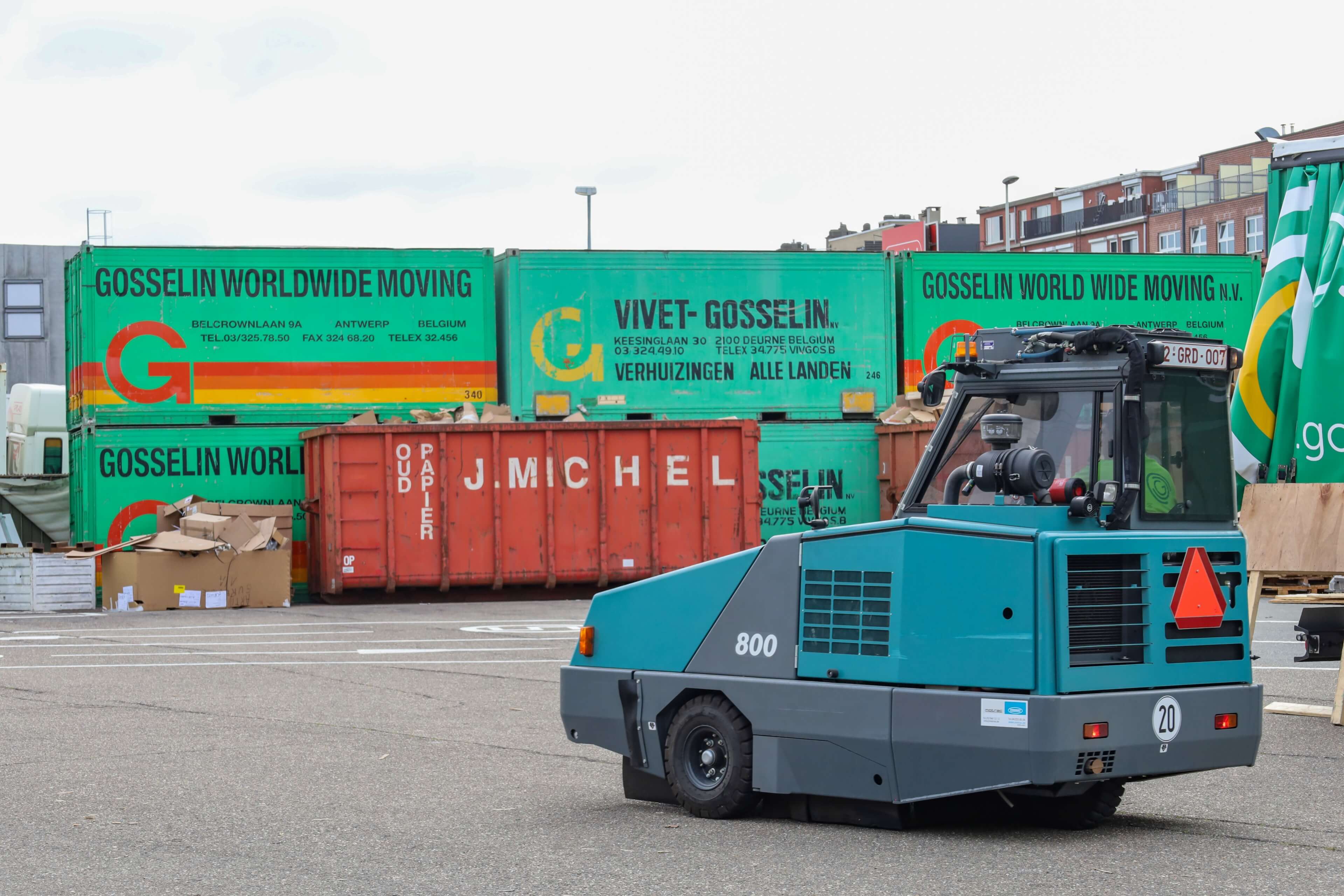 Tennant 800 veegmachine veegt laadterrein Gosselin in Antwerpen proper